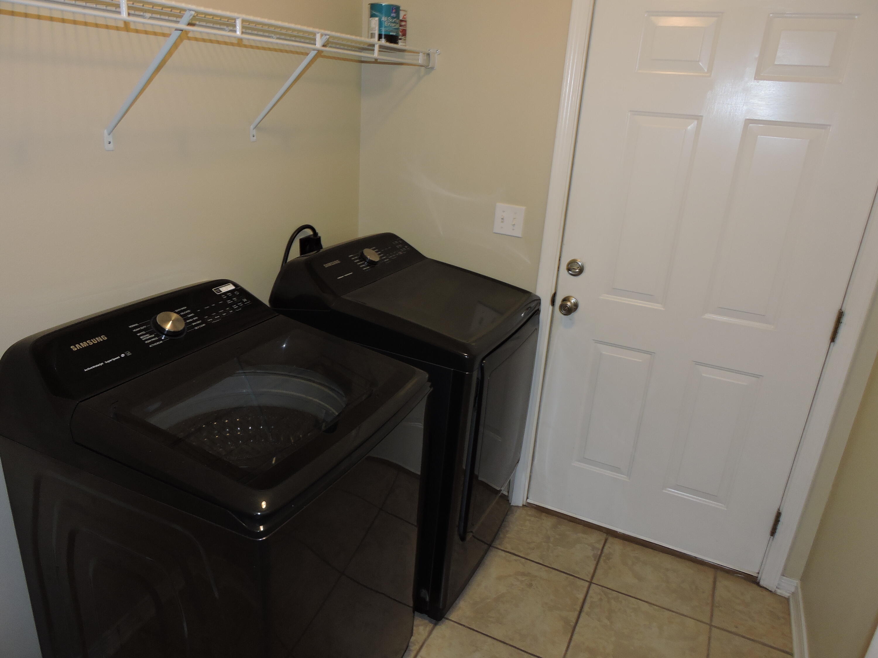 OAKDALE MINI FARMS RESUB LOT 01 - Residential Lease