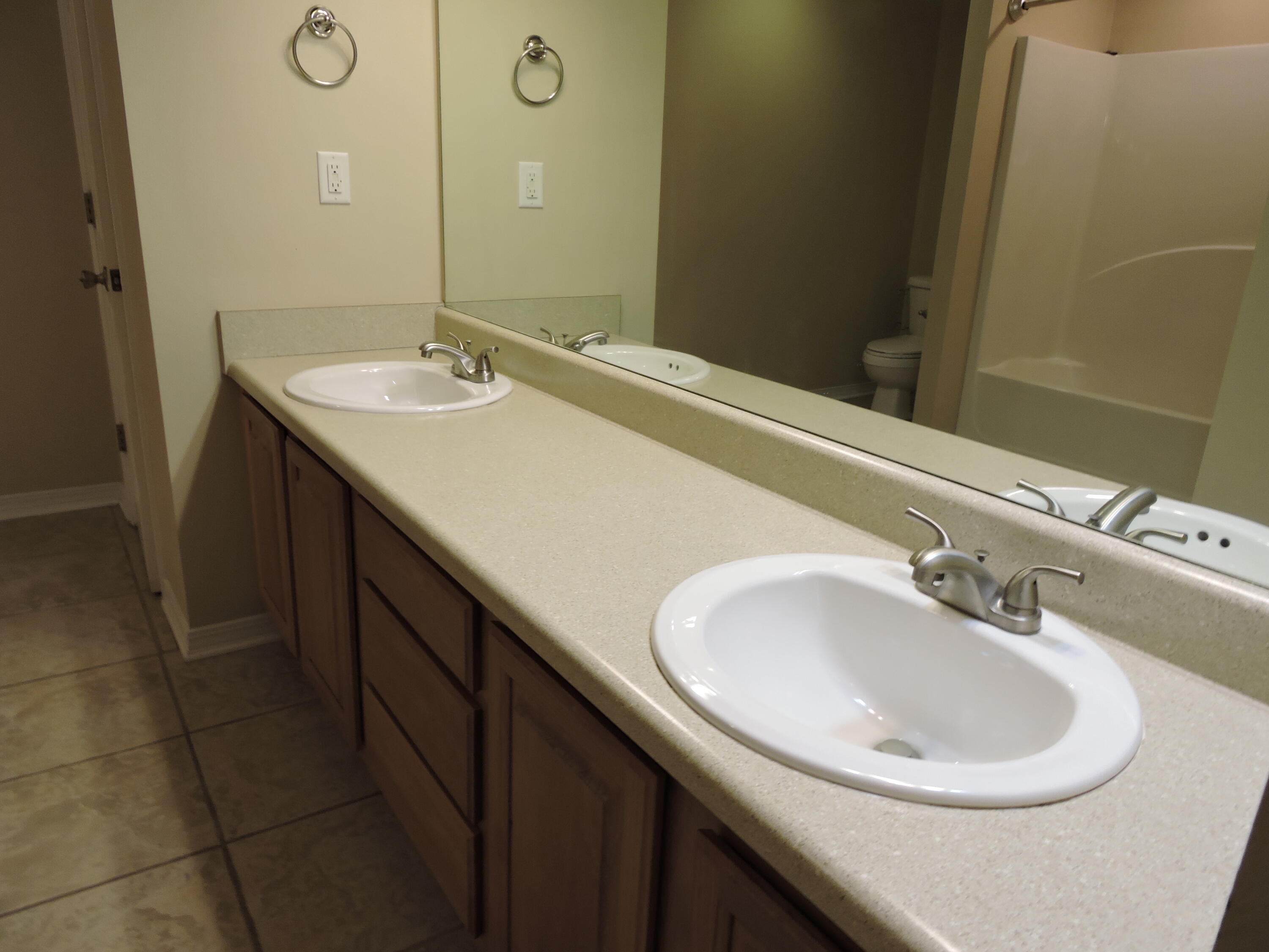 OAKDALE MINI FARMS RESUB LOT 01 - Residential Lease