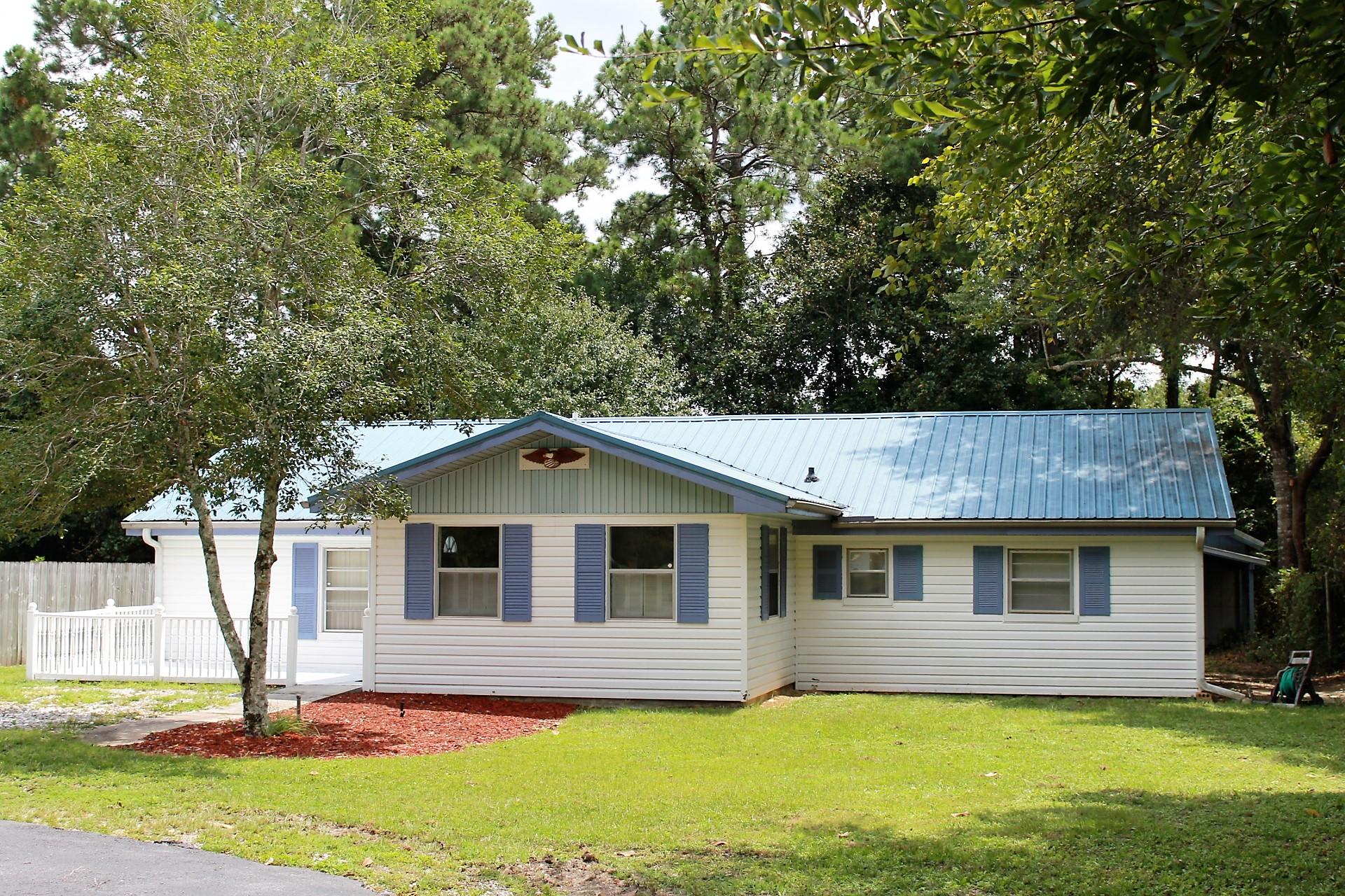 Bluewater Bay home on a huge lot! Close to shopping and The Midbay Bridge, Destin and Bluewater Bay golf course. Beautiful mature trees, circular driveway for plenty of parking. Home has a Whole house generator and large work shop in back yard. Termite bond that is transferable. Very well maintained and perfect starter home for a family and just minutes to desired Blue water Bay Elementary and Niceville High School.