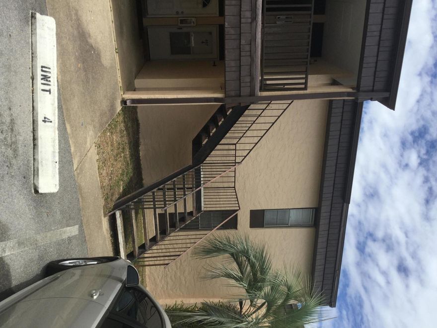 Nicely maintained one bedroom. Carpet is like new.