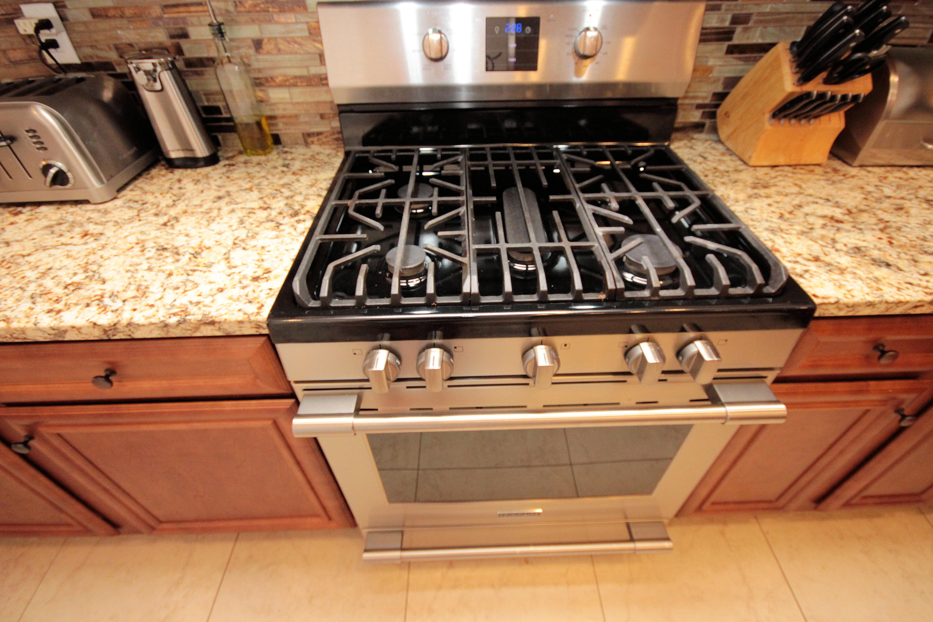 COLONIAL ESTATES - Residential