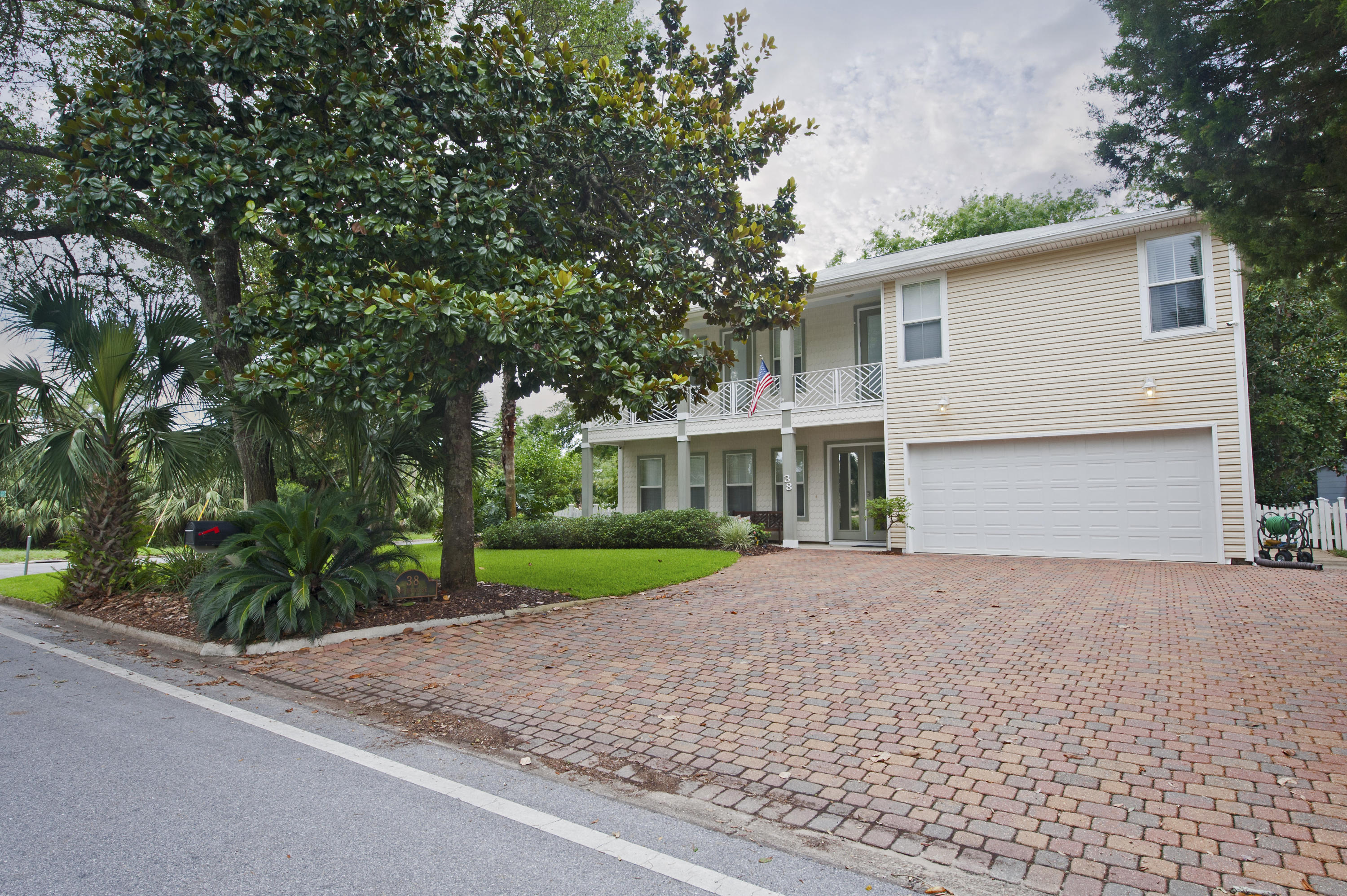 ELLIOTTS POINT - Residential