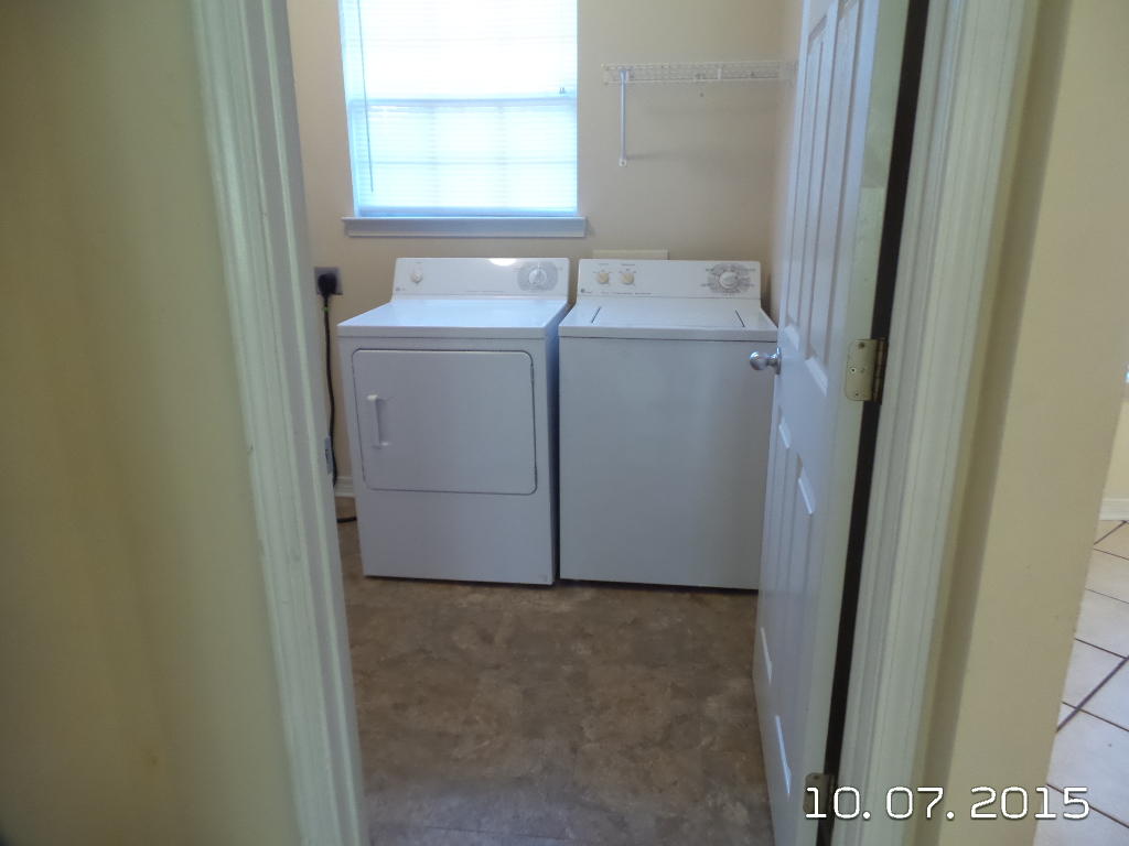 COUNTRYVIEW ESTATES 8TH ADDN - Residential Lease