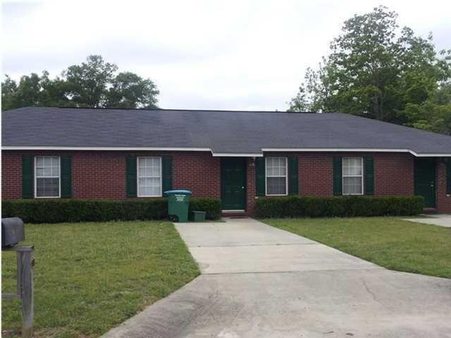 2 BED / 1 BATH ALL BRICK APARTMENT CENTRALLY LOCATED IN CRESTVIEW AND CONVIENENT TO SHOPPING, BASES AND BEACHES.