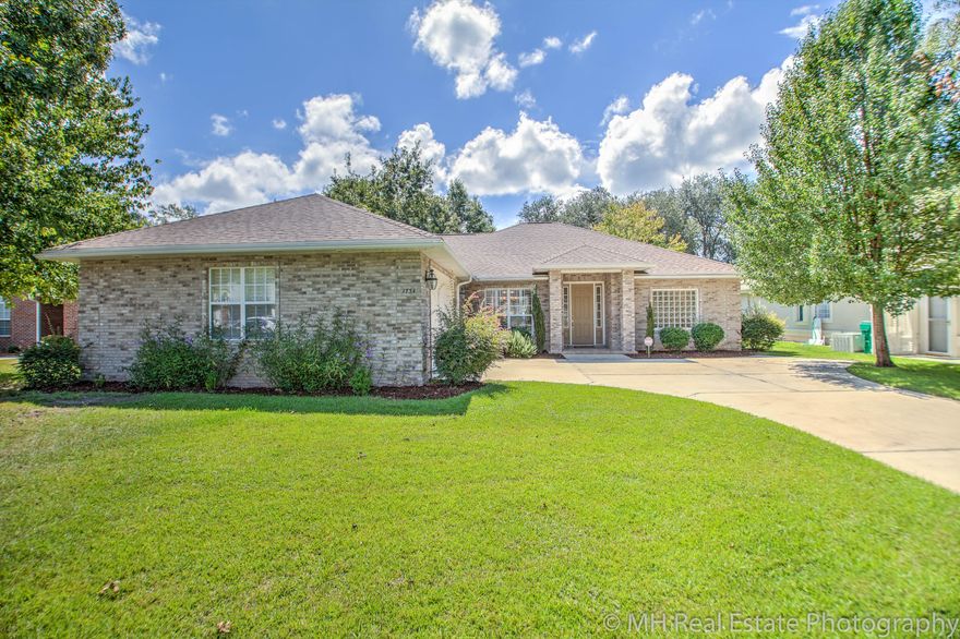 This well maintained and like-new home features an open floor plan with tile flooring throughout. Located on a dead-end/cul-de-sac in the sought after Bluewater Bay area, this easy-living layout includes automatic blinds or plantation shutters on all the windows, solid surface counter tops, stainless steel appliances (all convey  even the fridge!), a gas fireplace, large laundry room with washer & dryer, and a spacious garage. The inviting entryway leads you to the formal dining room with tray ceiling and the massive family room that opens onto the screened porch with panoramic views of the backyard!