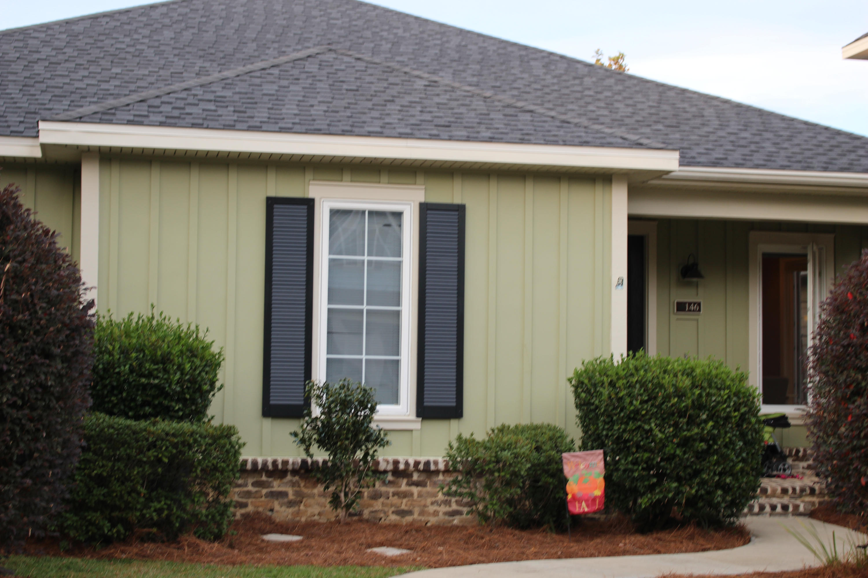 PERFECT LOCATION, CLOSE TO EVERYTHING, PERFECT HOUSE, INTERIOR HAS ALL BEEN PAINTED, LOOKS BRAND NEW. PERFECT LAYOUT WITH SPLIT BEDROOMS, LARGE MASTER BEDROOM & BATH, DOUBLE VANITY, LARGE SHOWER ENCLOSURE, SHOWER ONLY AND SPACIOUS WALK IN CLOSET. KITCHEN WITH LOTS OF COUNTER SPACE AS WELL AS NUMEROUS CABINETS AND PANTRY. APPLIANCES CONVEY,EVEN WASHER & DRYER IF NEEDED. SCREENED BACK PORCH AND COVERED FRONT PORCH.COMMUNITY POOL, POOL HOUSE W/EXERCISE ROOM/COMMUNITY DOG PARK AND COMMUNITY ROOM.