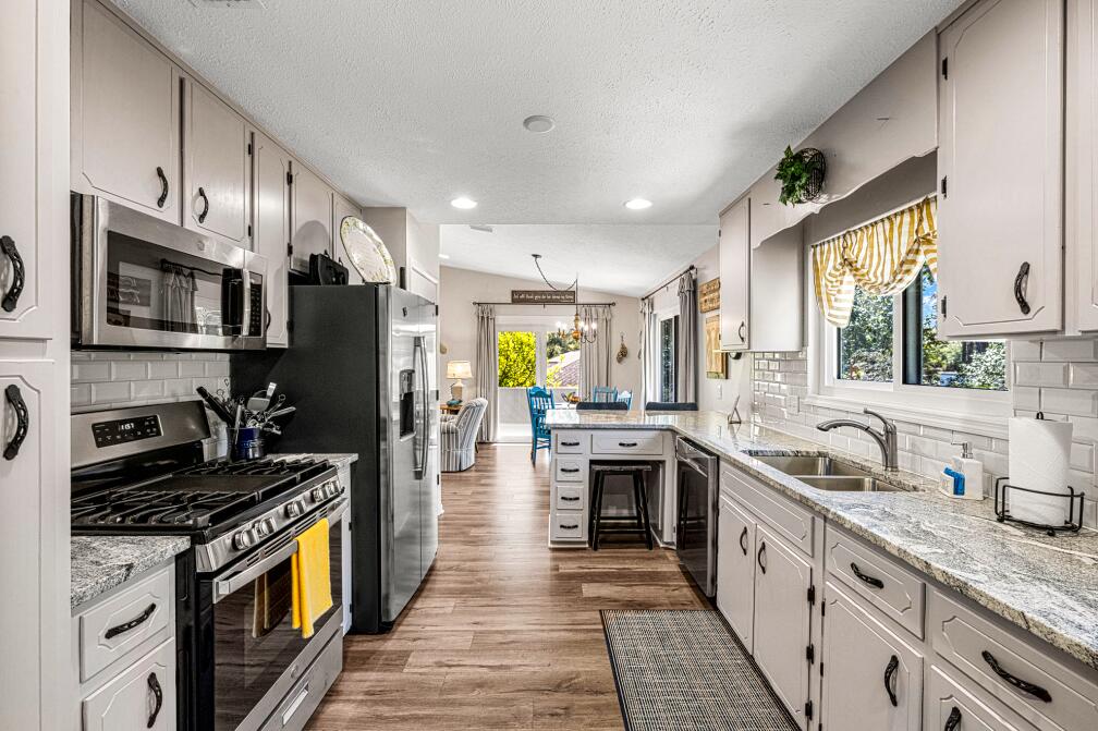 LEISURE LAKES - Residential