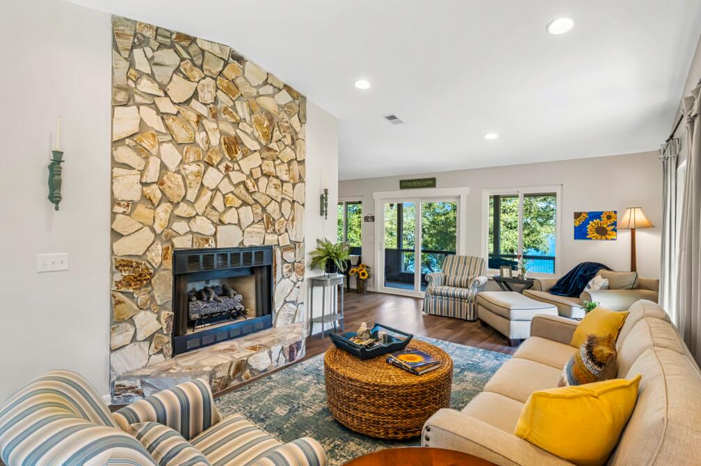 LEISURE LAKES - Residential