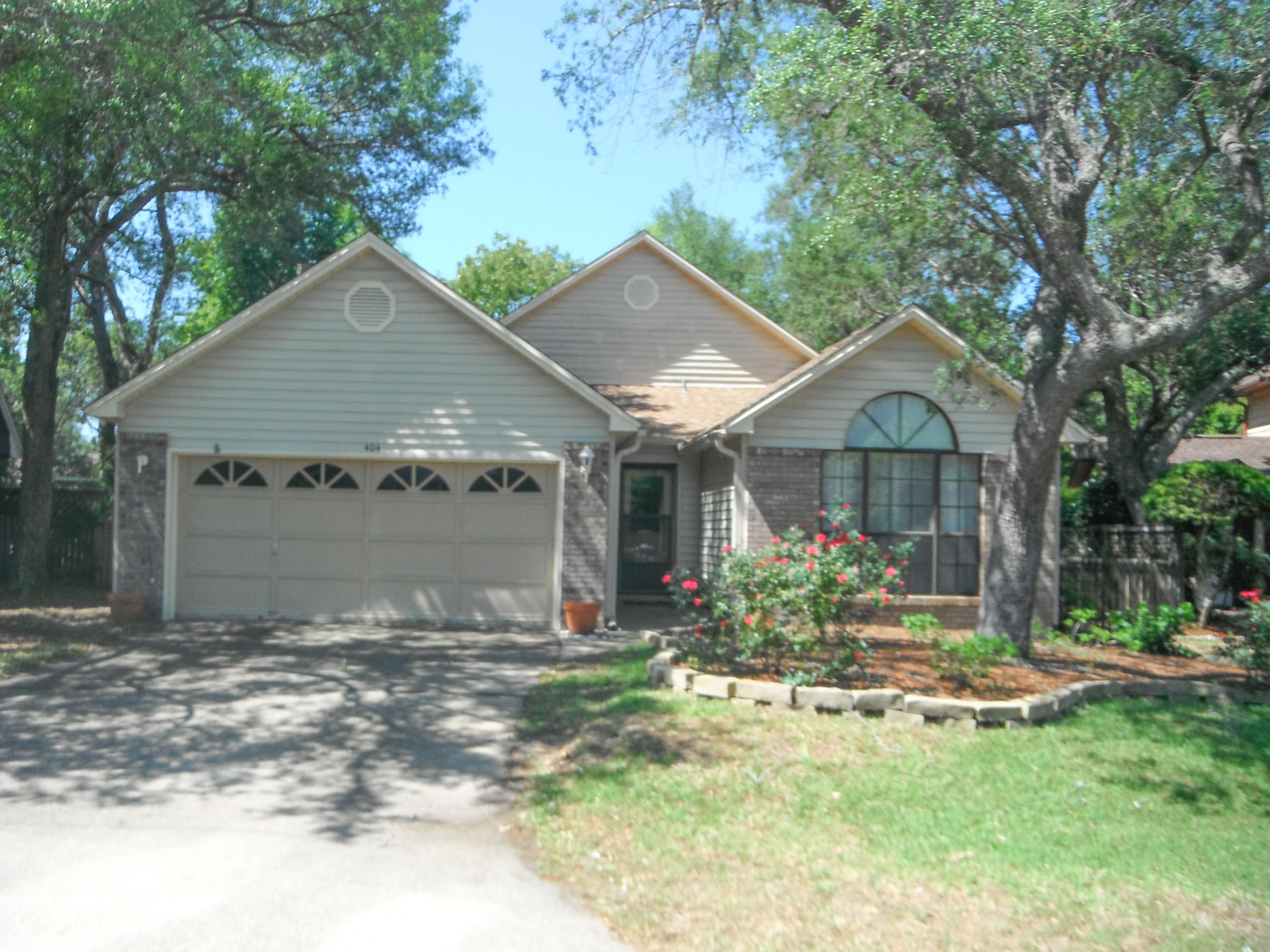 BLUEWATER BAY! Well maintained home offering 3 bedrooms / 2 baths with a split floor plan. Home features, engineered hardwood floors in main living area and kitchen, carpet,and newer paint and tile in the baths. Master suites features vaulted ceiling, large walk-in closet, dual vanity in bath, whirlpool tub, separate shower and private entry to back patio. This lovely home received a new roof in 2012, newer A/C and a newer hot water heater. This could be your dream home!