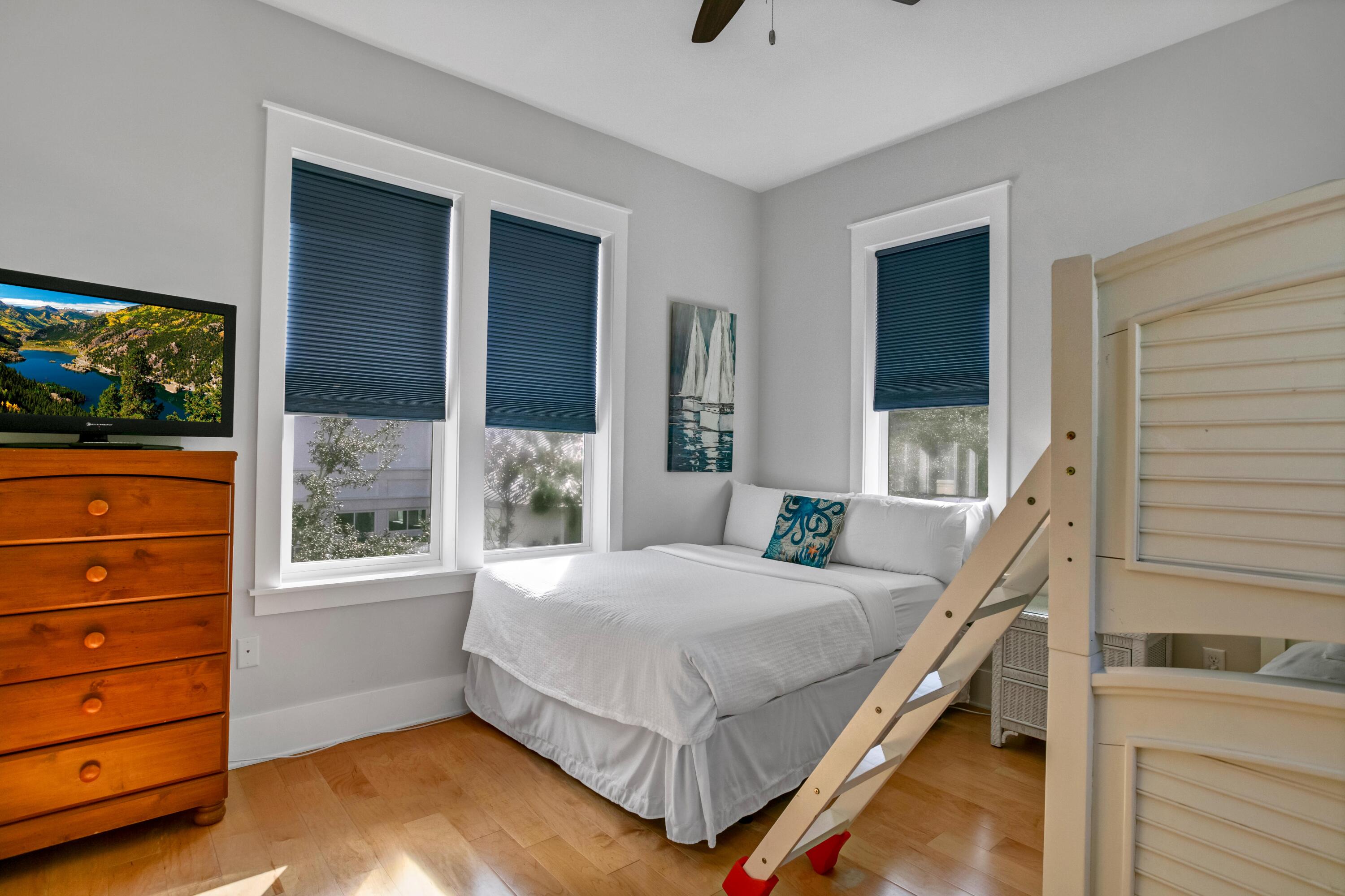 COTTAGES AT EASTERN LAKE - Residential