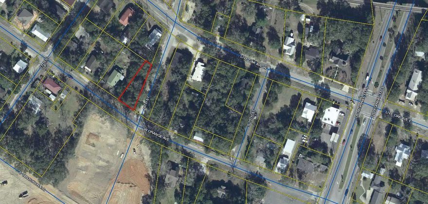 Come see this great corner lot that would be a great spot to build a home.  It is near all the activities of Defuniak Springs and a short drive to the Historic District.