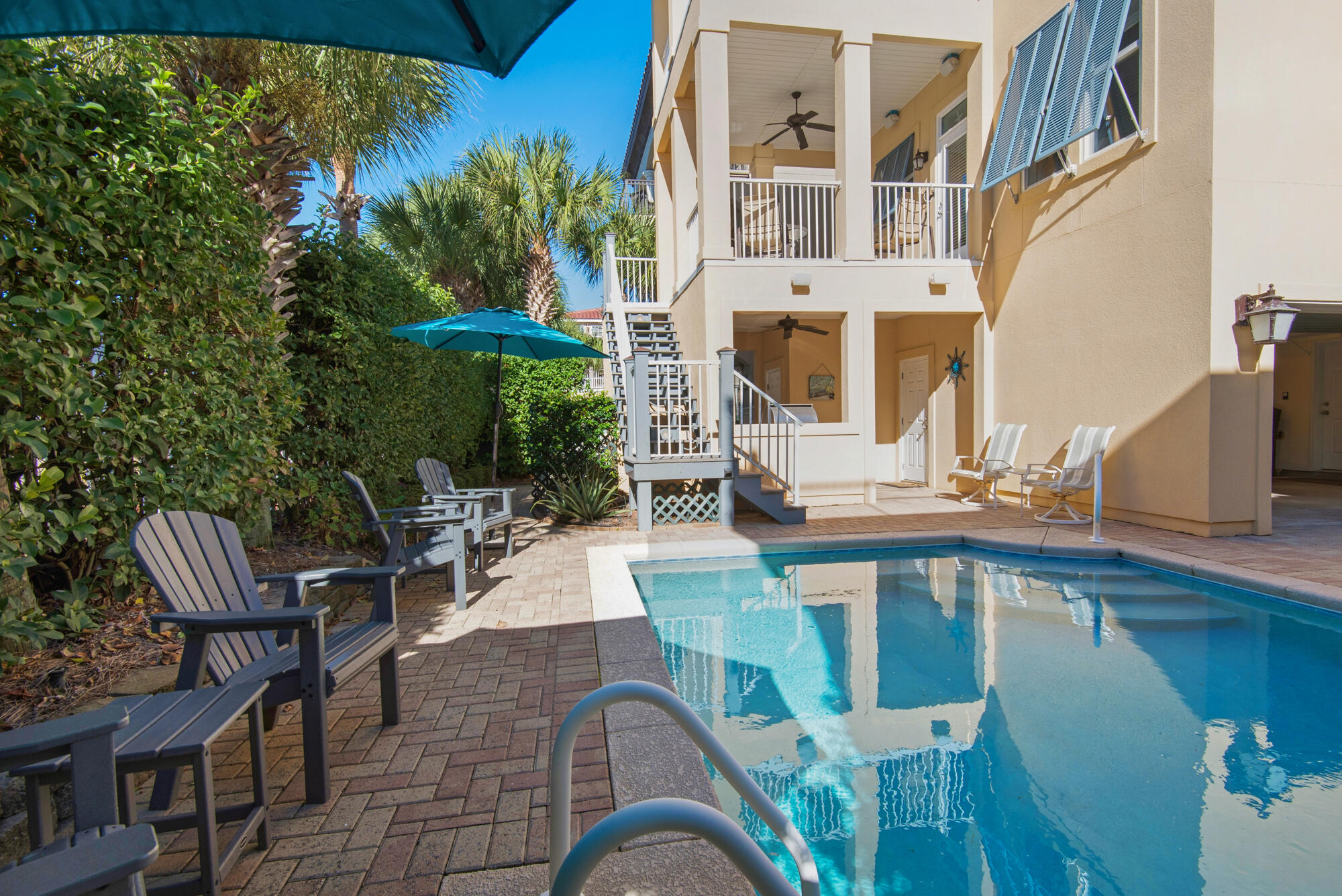 RENTAL MACHINE! Beautiful gulf view and short distance to the private beach access of Maravilla. Home has been meticulously maintained and offers the investor or the second home owner all of the amenities to provide for the ultimate beach getaway.
