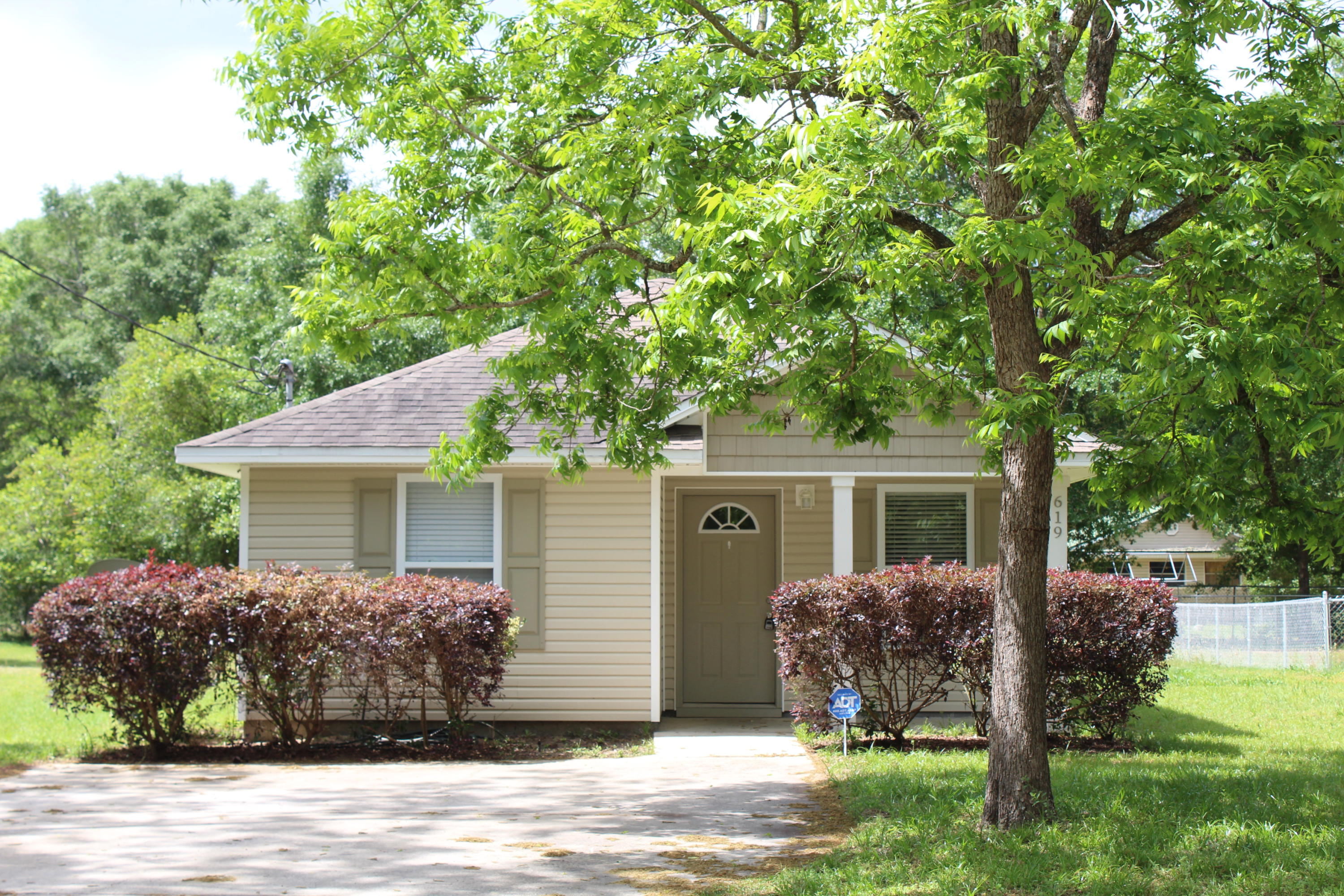 Neat & Clean. Move in ready!!! You will love the split floor plan and the smart design of this 3 bed, 2 bath home built in 2008. Open and airy. Tile floors in kitchen, dining room and all bathrooms. Master bedroom has a walk in closet and the master bath has double vanities. laminate wood floors in living room and all bedrooms. Over sized back yard. Perfect place for kids to romp and play outside. Easy to show