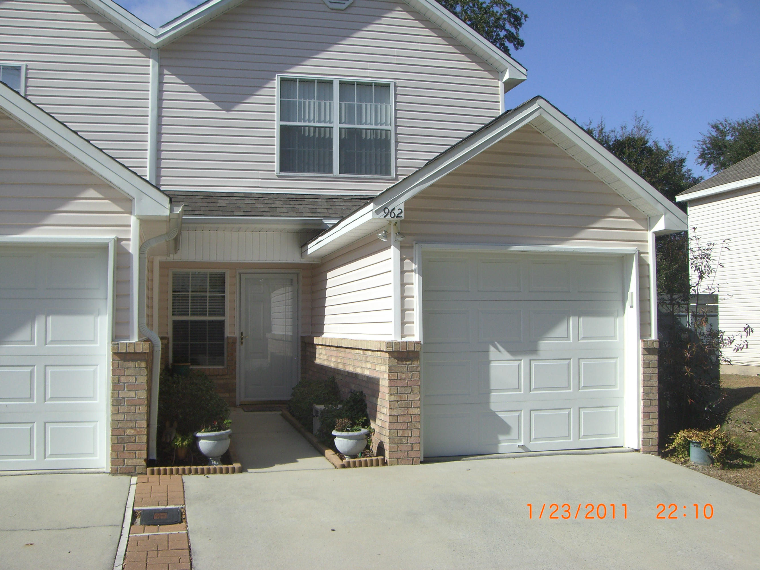 This is a very nice end unit. Townhouse is conveniently locted off hurlburt road close to Eglin, Hurlburt, OWC/UWF Campus, shopping, schools and more. First floor features a half bath, nice sized laundry area, galley style kitchen, the living room is large with a breakfast bar, open to the kitchen and access to the rear patio area with a privacy fence.