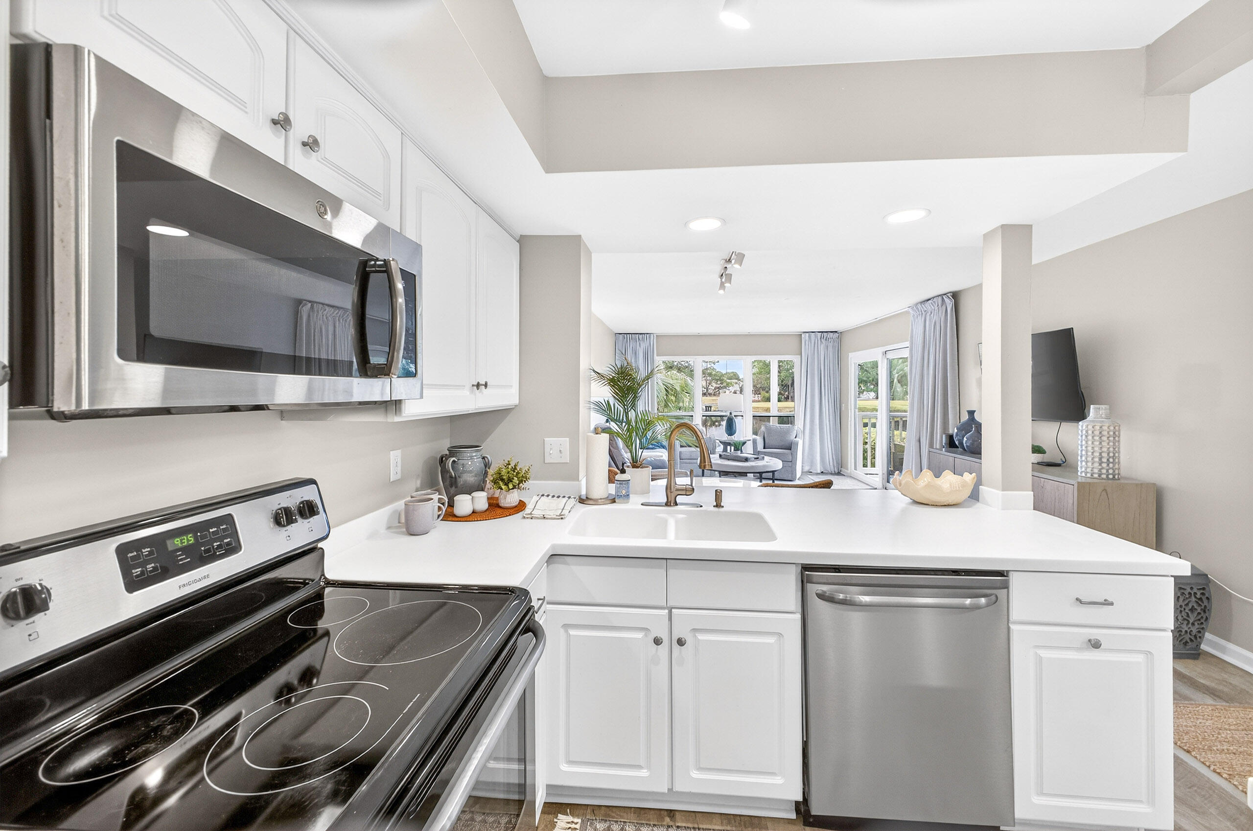 HARBOUR POINT CONDO - Residential