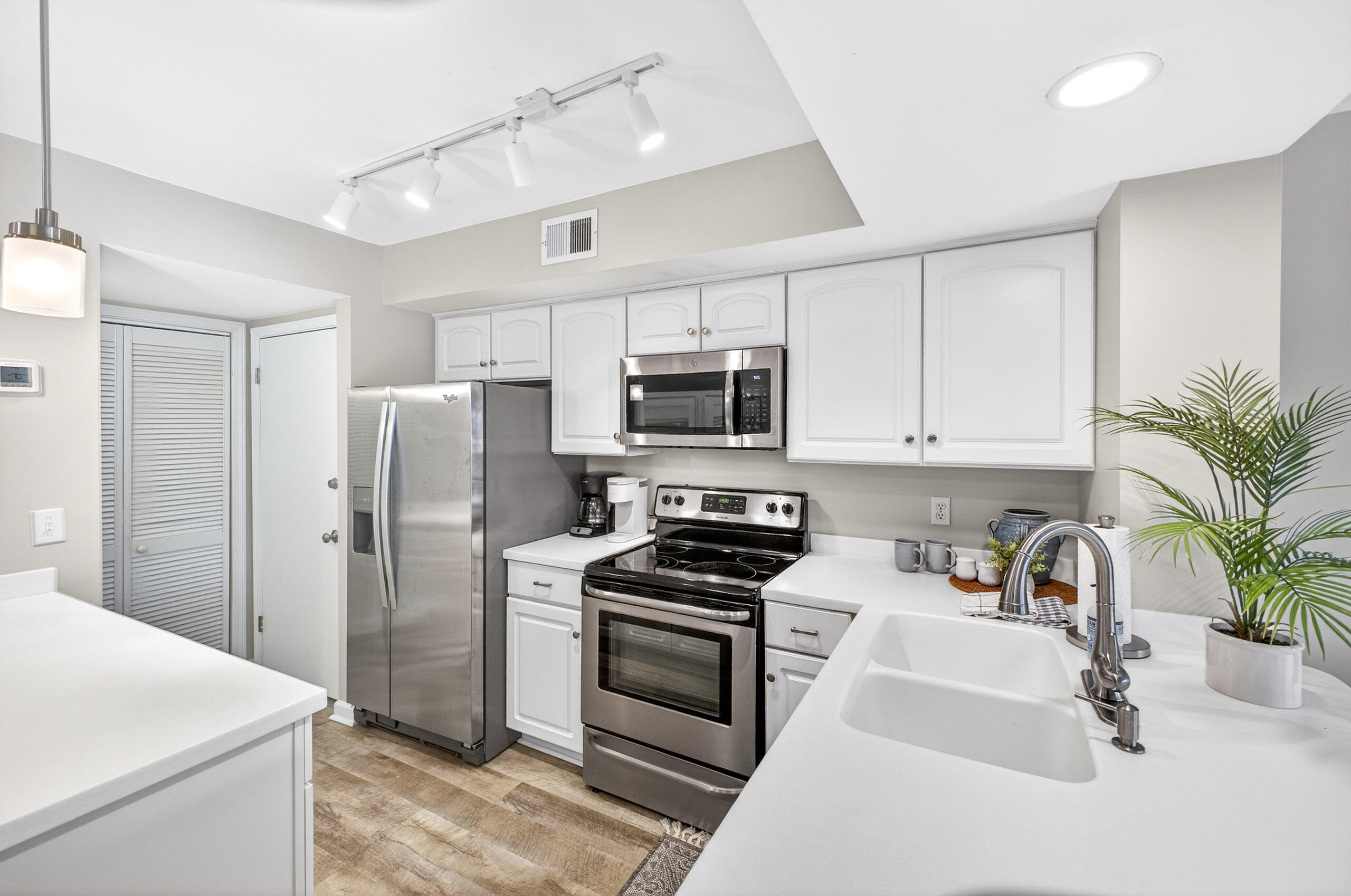 HARBOUR POINT CONDO - Residential