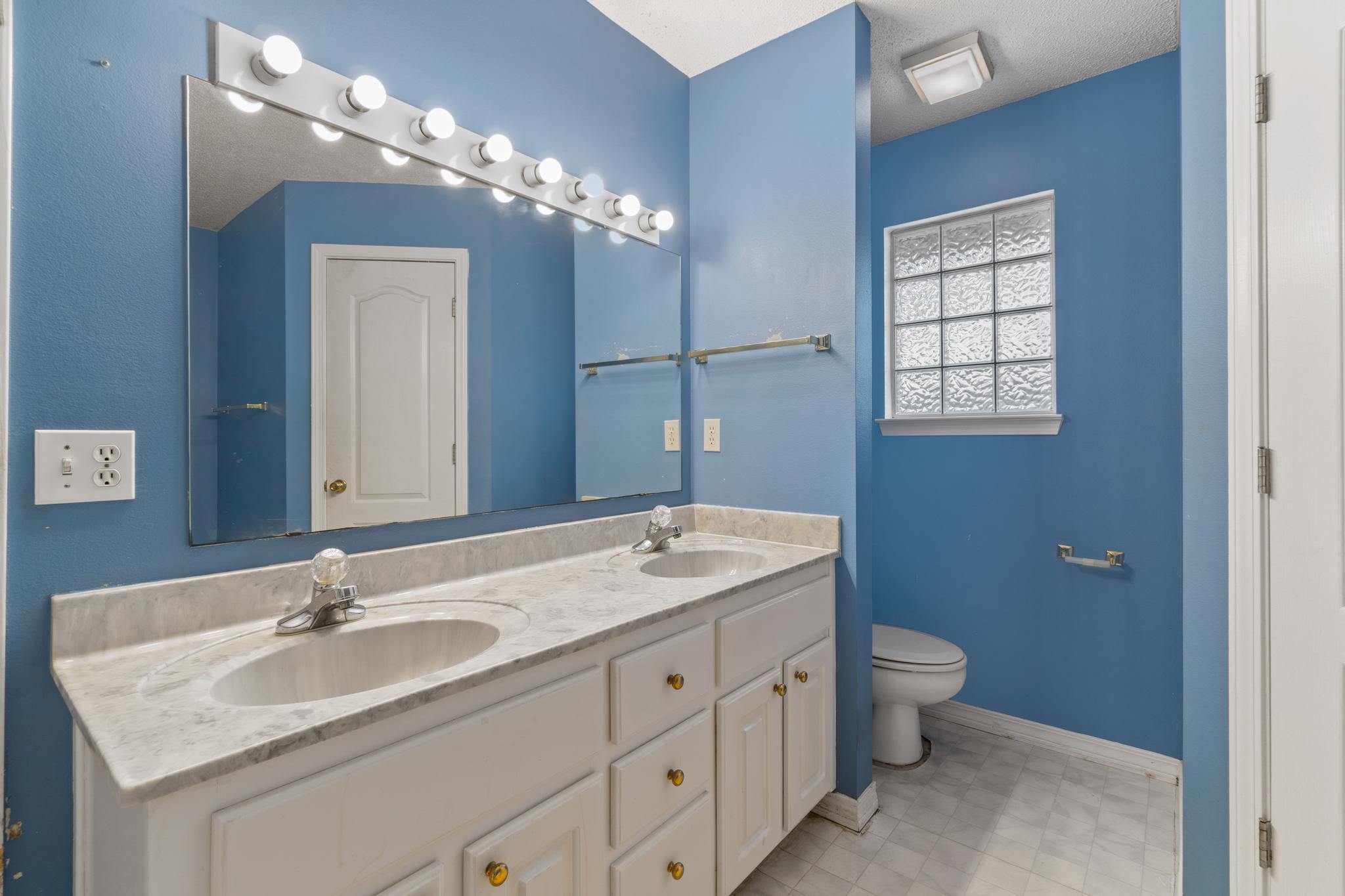 ROBLEDAL ESTATES - Residential