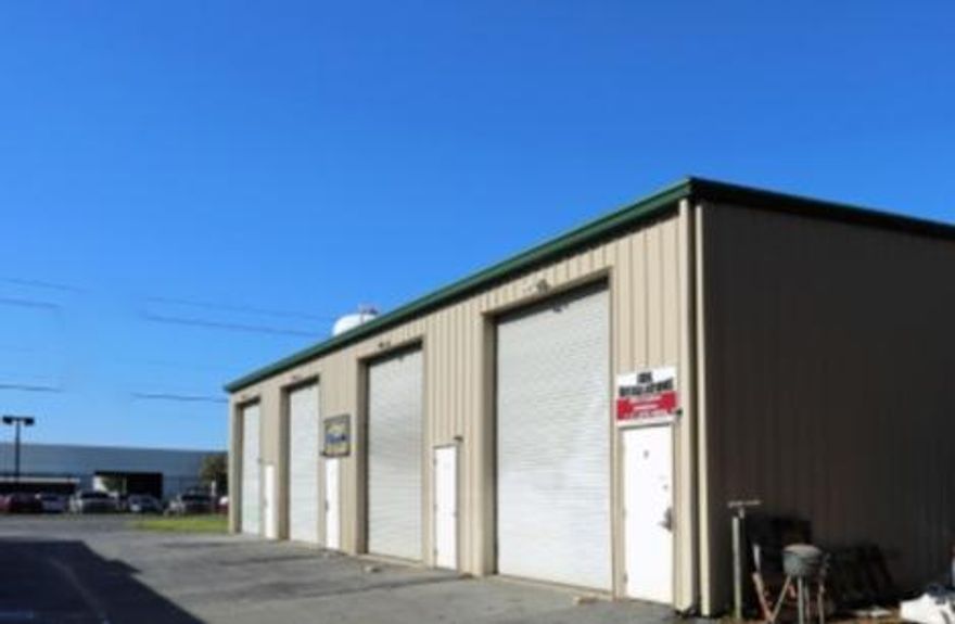 1000 sf warehouse with a 14ft overhead door, perfect for most small businesses!