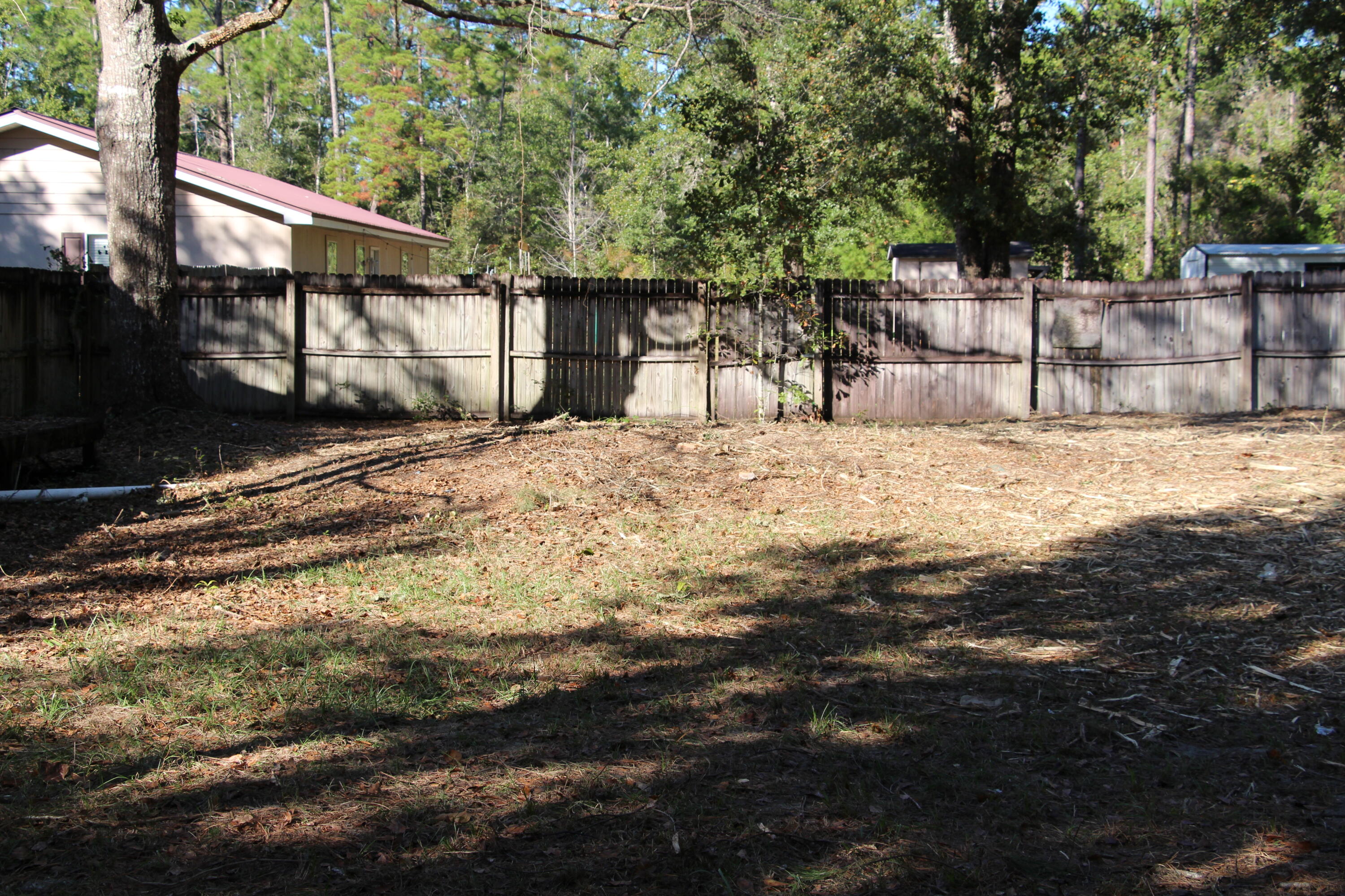 NO RECORDED SUBDIVISION - Land