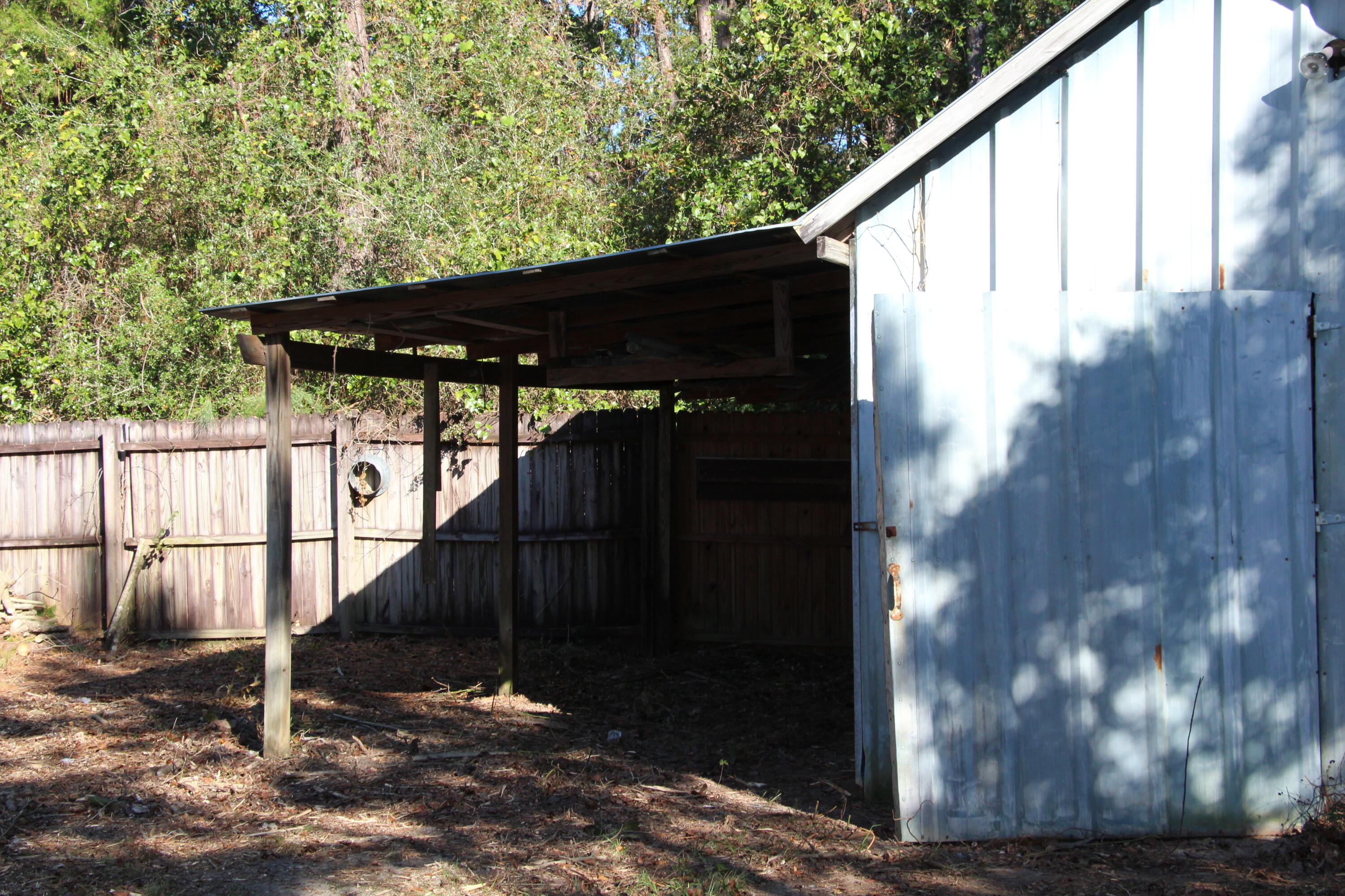 NO RECORDED SUBDIVISION - Land