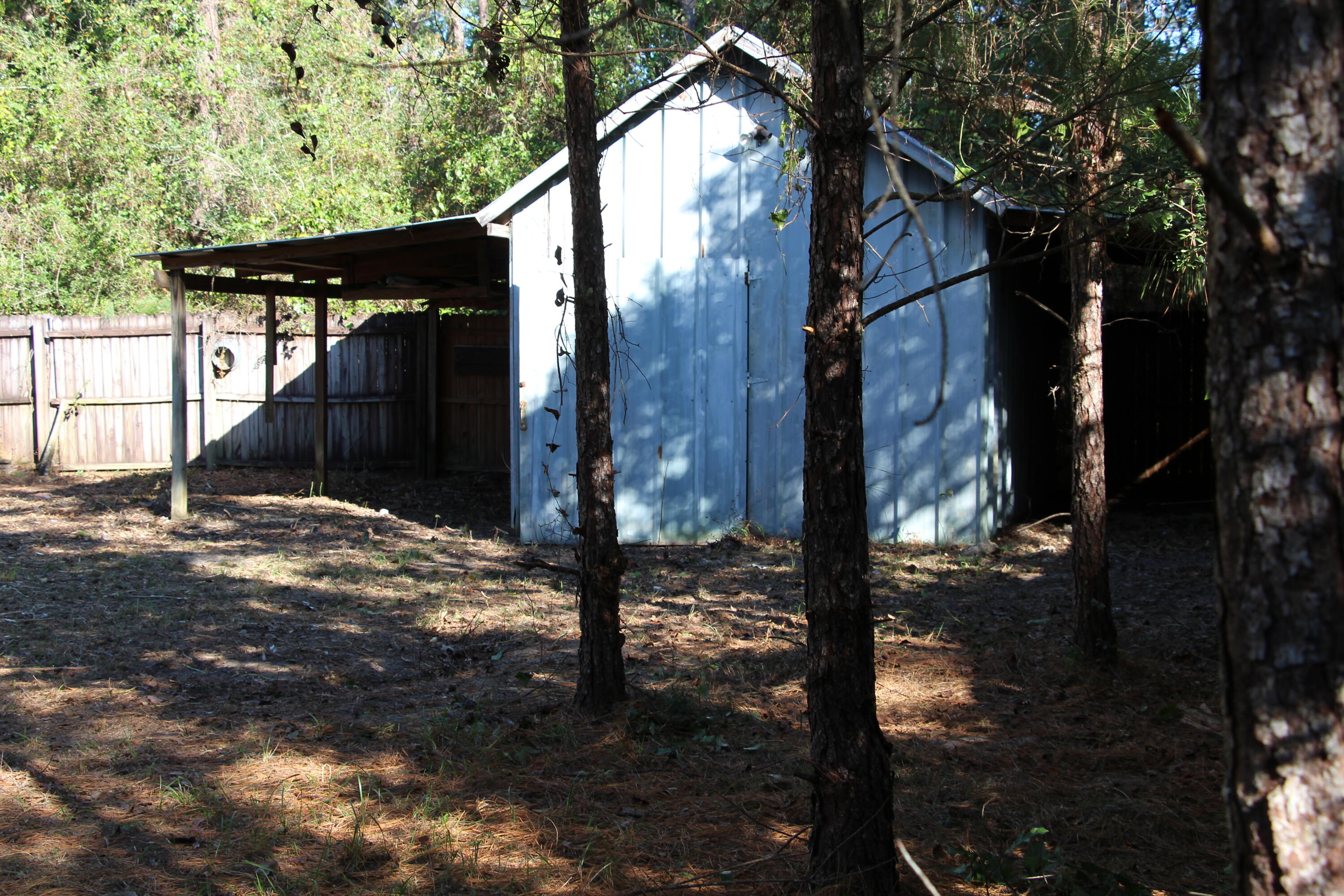 NO RECORDED SUBDIVISION - Land