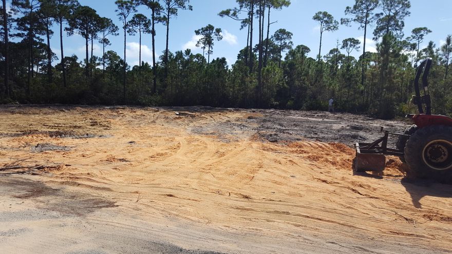 Water View!Build your dream home across from the Choctawatchee Bay. Property is cleared to build. There are utilities in the community. Fast growing area near by the hospital, publix,new shopping centers and white sand beaches. Many expensive new homes are building this area!