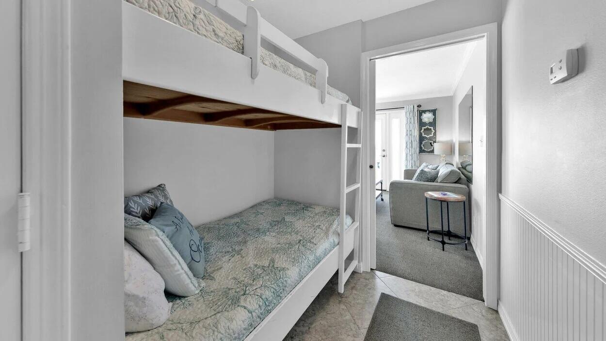 SUMMER BREEZE CONDO - Residential