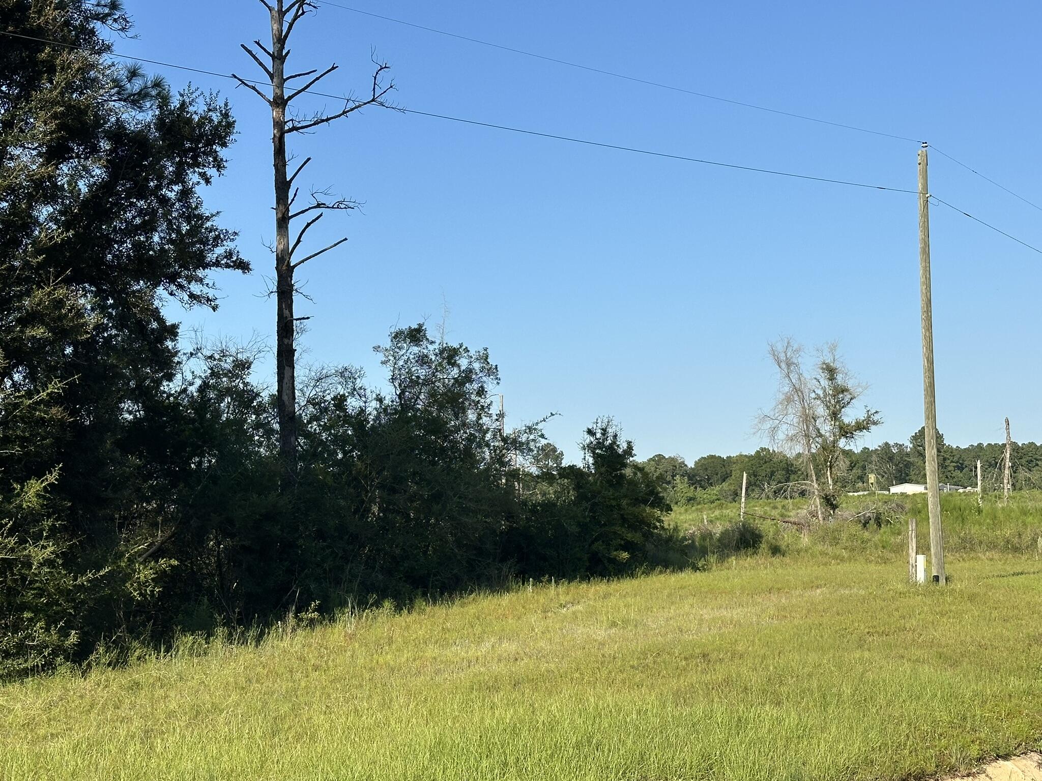 25.13 acres located along a paved road with significant frontage and access to power. The property features a mix of wooded acreage and natural creek access, offering diverse terrain and potential. Suitable for various uses, including residential or recreational purposes. Located within reach of the Florida/Alabama state line and with convenient access to County Hwy 181 W and Hwy 83. Buyers are advised not to enter the property without a confirmed showing appointment--minimum 12-hour notice required.