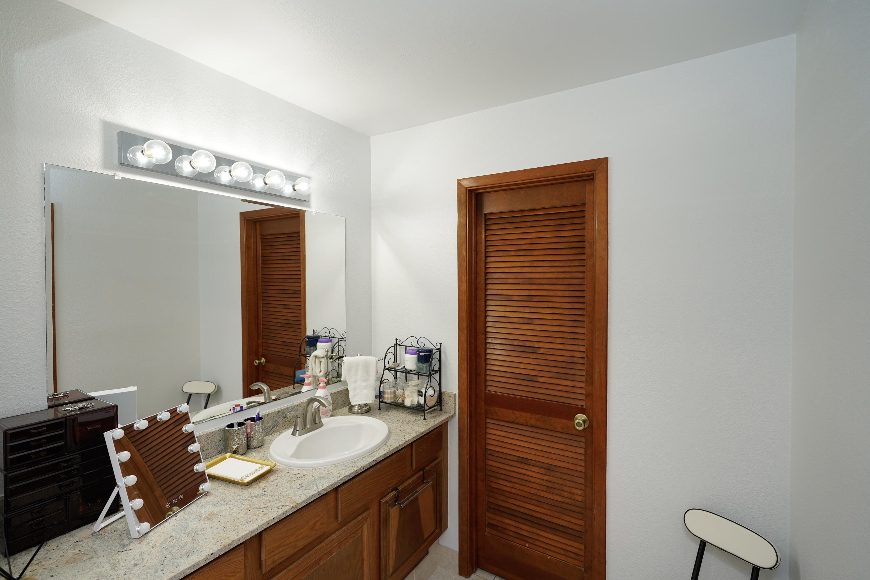 ROYAL OAK VILLAS BLUEWATER BAY - Residential
