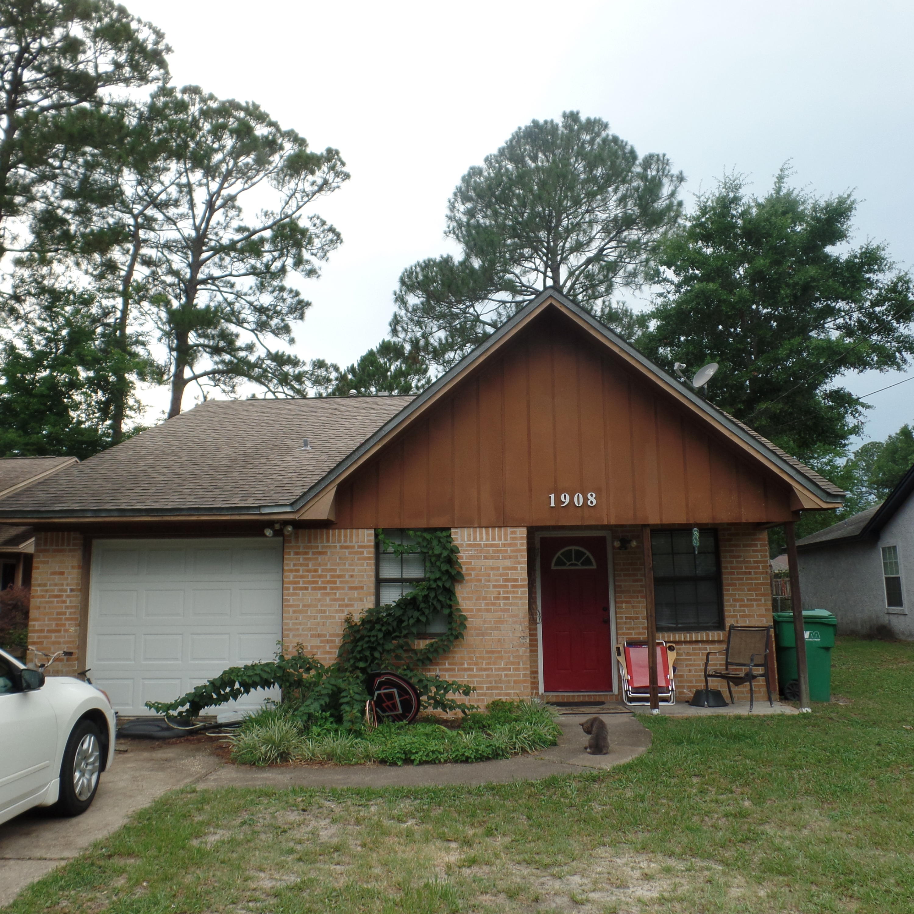 Starter or investment home in area with excellent schools and convenient to shopping. Home needs some cosmetic repairs as it has been a rental for the past few months.