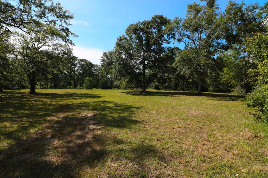 Beautiful lush green land located in the desirable Orange Hill Rd area. There are gorgeous oaks and various other trees on this property. Frontage is on Foxworth and Joiner RD. Property is located 1.2 miles from Falling Waters State Park...the home of the tallest waterfall in Florida. Within 45 miles to Northwest Florida Beaches International Airport and approximately 50 to The World's Most Beautiful Beaches of Panama City Beach.