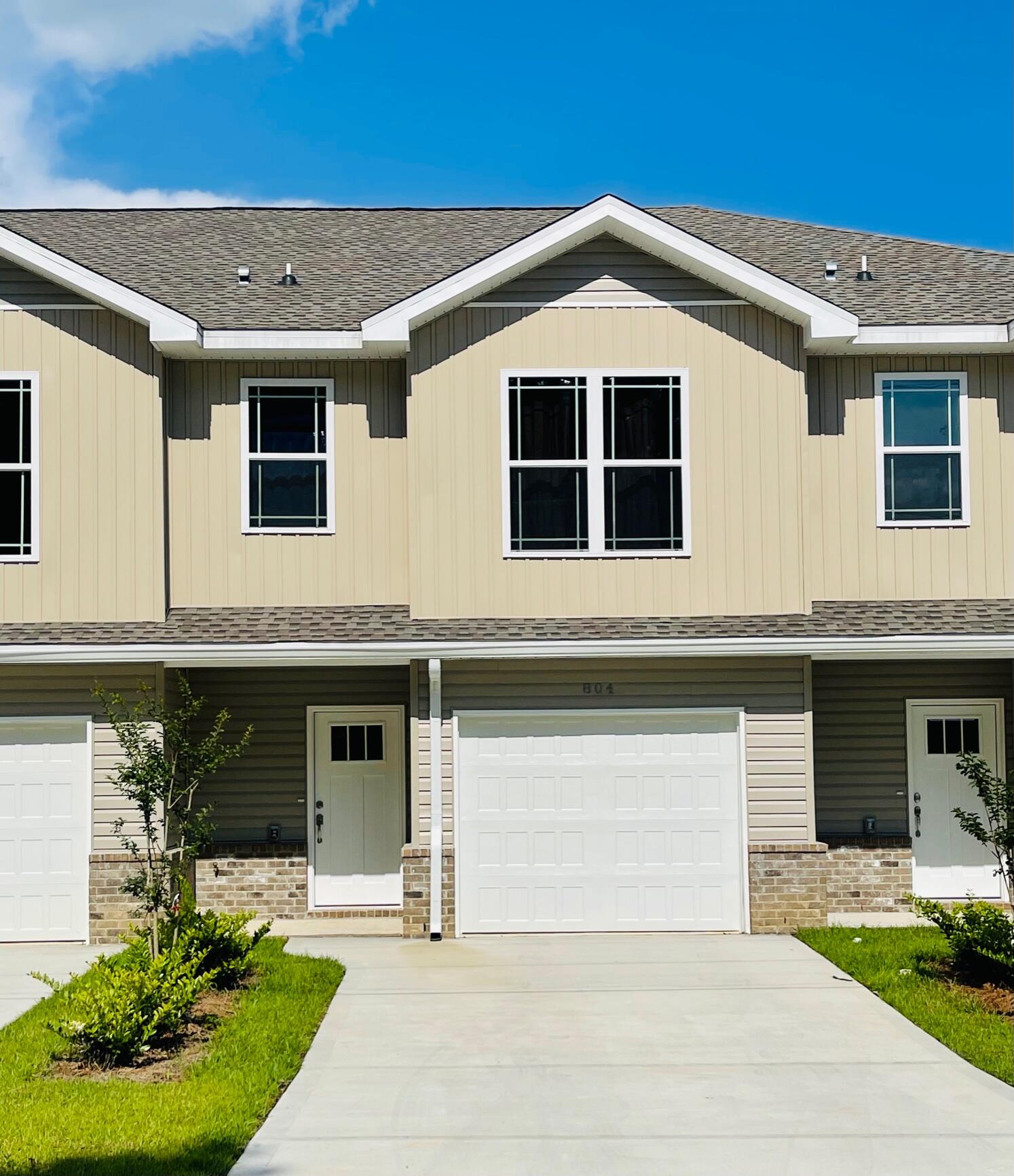 Incentive: No rent due until Feb 1st! Like new 3 bedroom / 2.5 bath townhome centrally located in Crestview. Open floor plan downstairs for easy entertaining. Granite counters tops, LVP throughout. Lawn maintenance included.