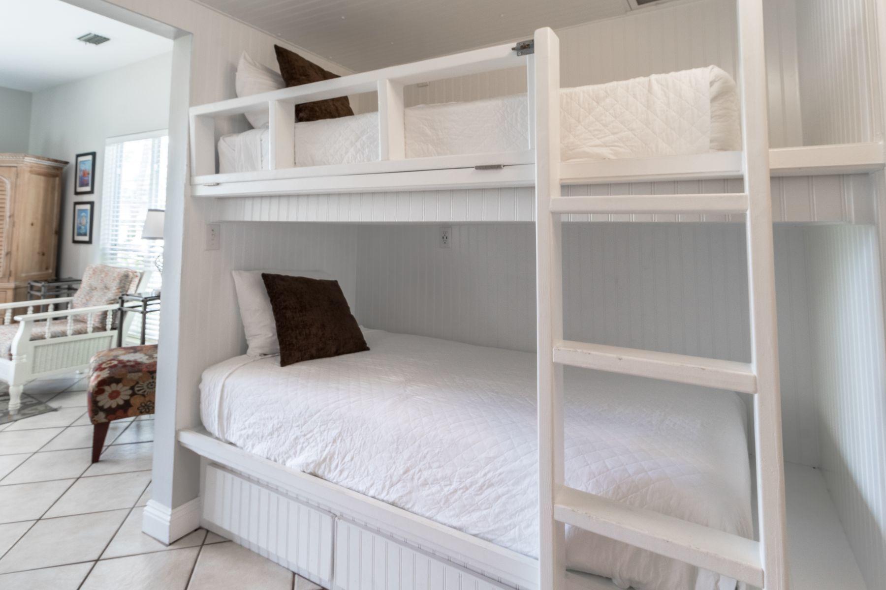 NANTUCKET COTTAGES - Residential