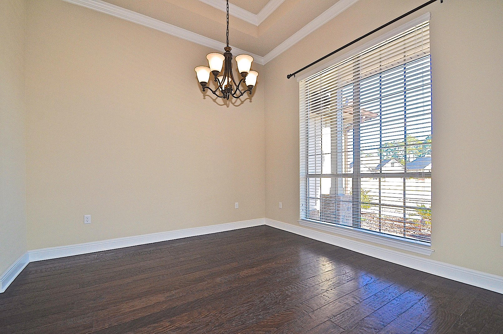 WHISPERING LAKE - Residential