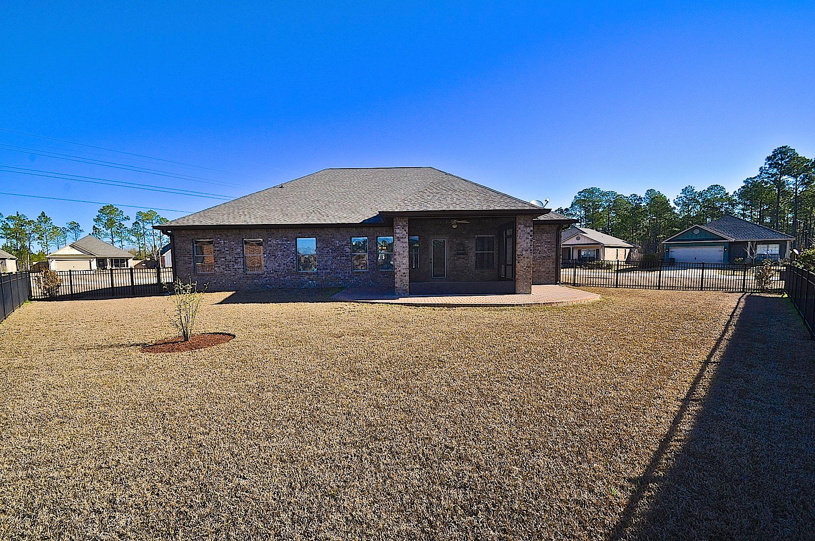 WHISPERING LAKE - Residential