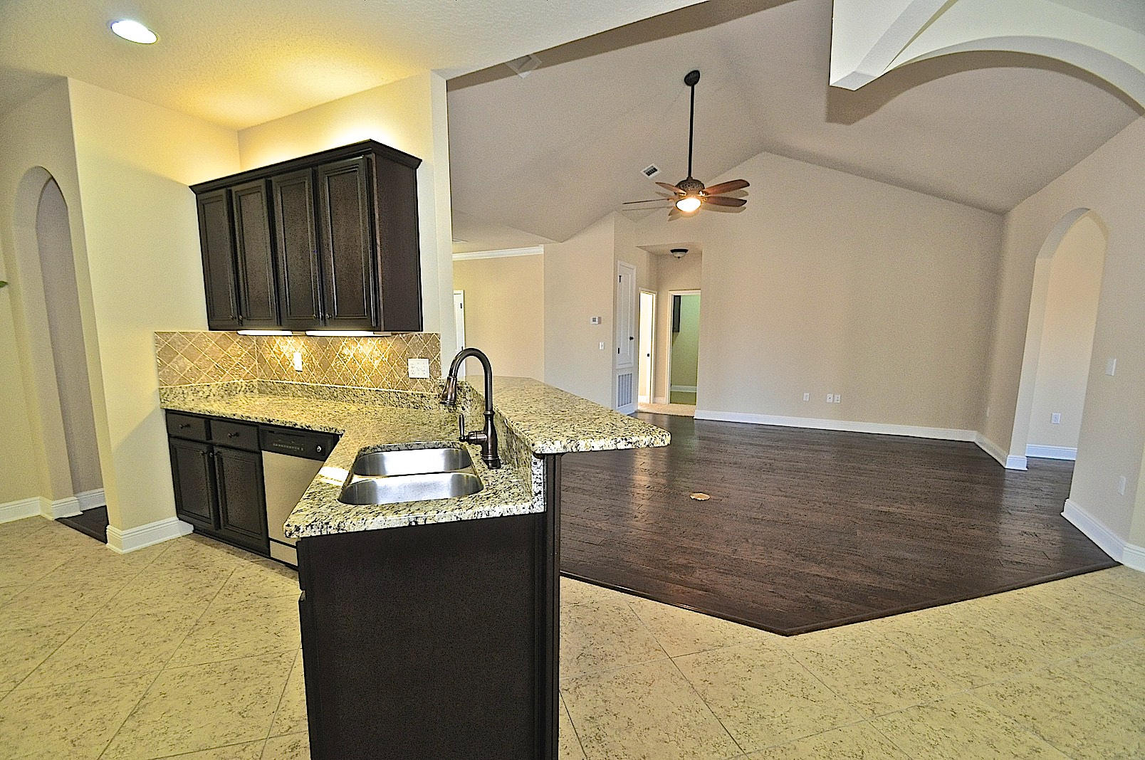 WHISPERING LAKE - Residential