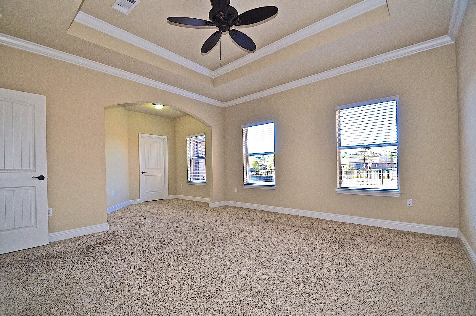 WHISPERING LAKE - Residential