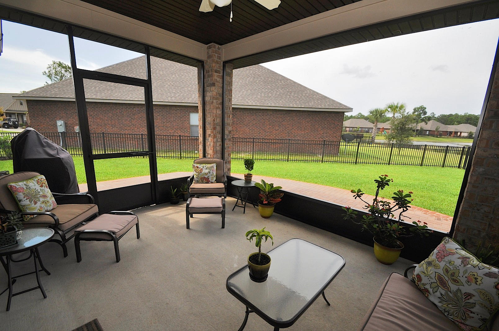 WHISPERING LAKE - Residential