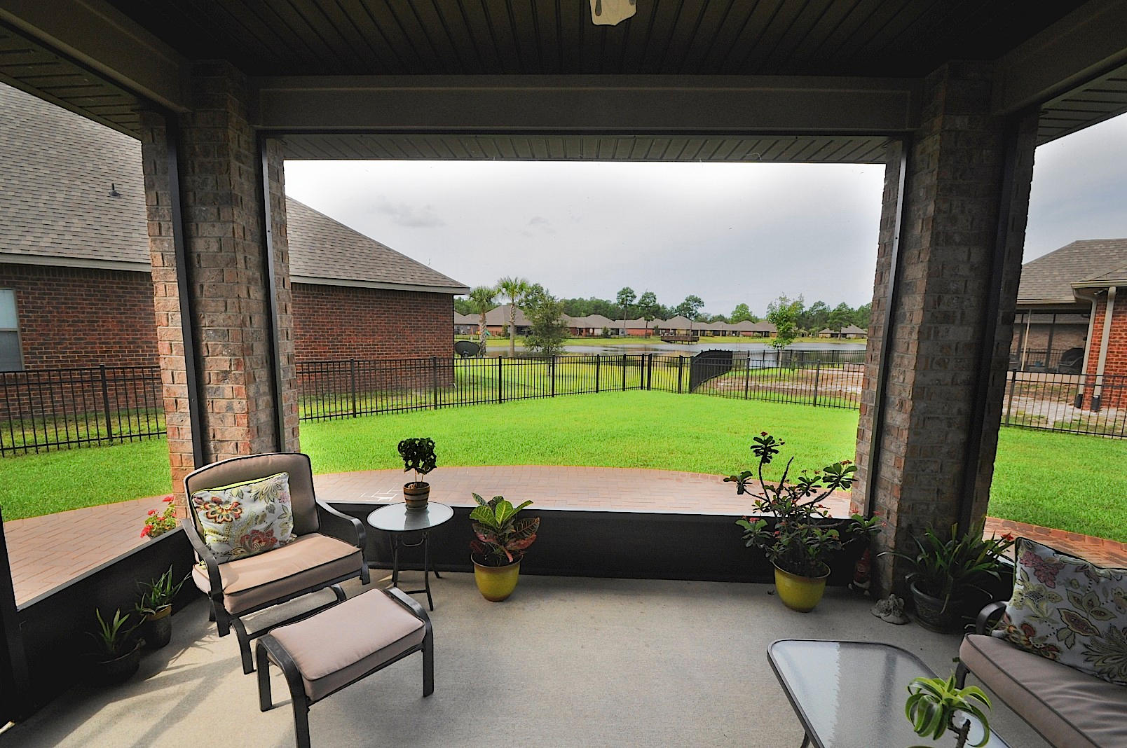 WHISPERING LAKE - Residential