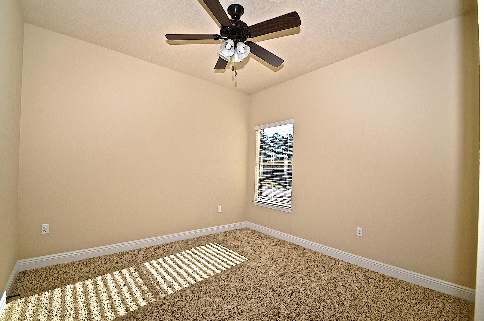 WHISPERING LAKE - Residential