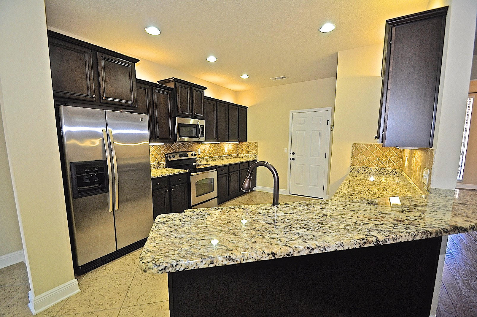 WHISPERING LAKE - Residential