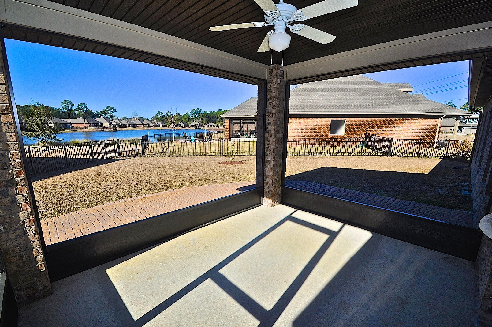 WHISPERING LAKE - Residential