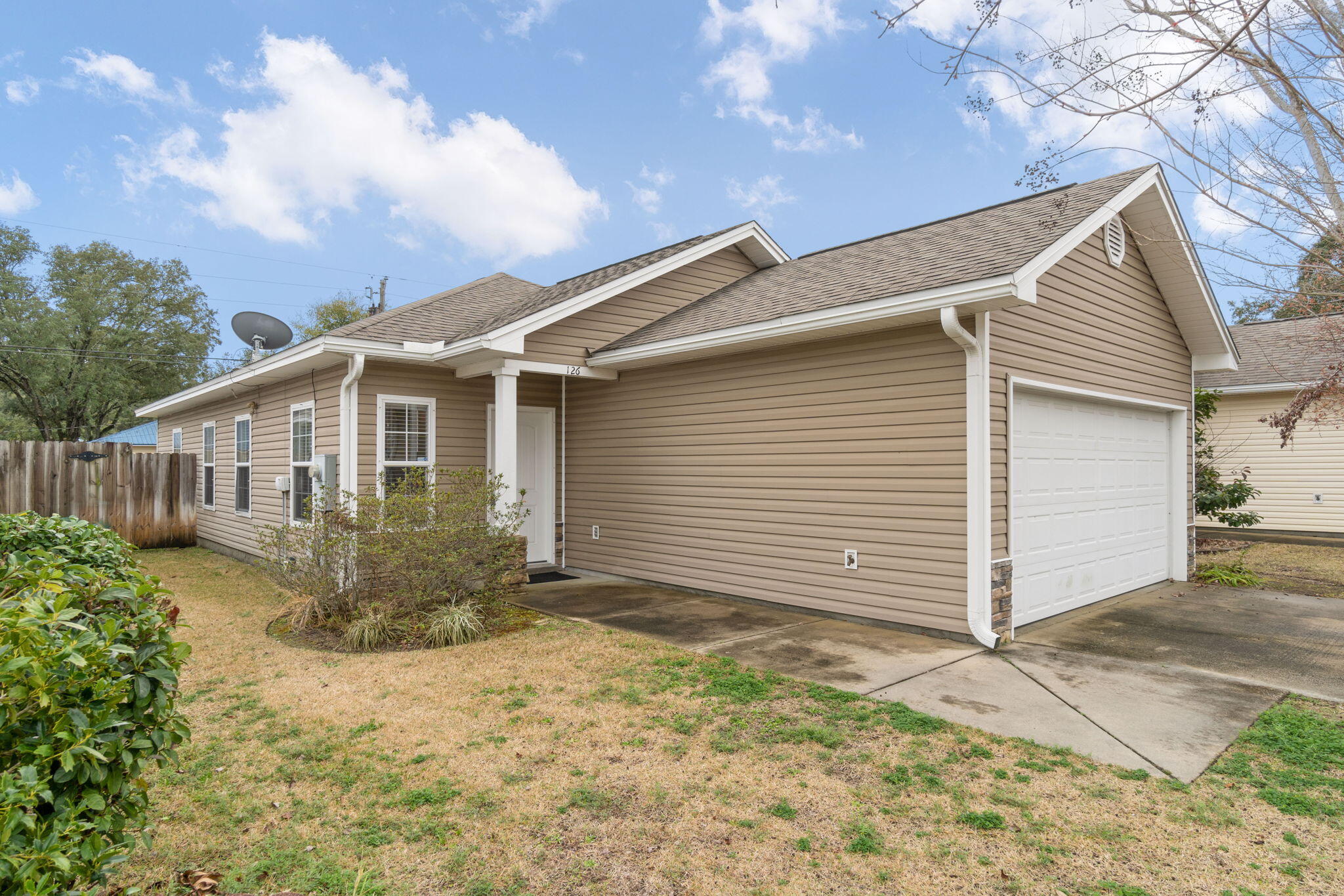 Welcome to this beautiful 2013 built stater home located in heart of Niceville. This home features 3 bedrooms, tall ceilings and a fenced back yard. The kitchen provides plenty of cabinet space, granite counter tops and a spacious breakfast bar. The master suite features a large vanity, shower tub combo as well as a walk-in closet. The eat-in dining room leads out to private fenced in back yard. Just a short commute to Eglin AFB, 7SFG or the Beaches.