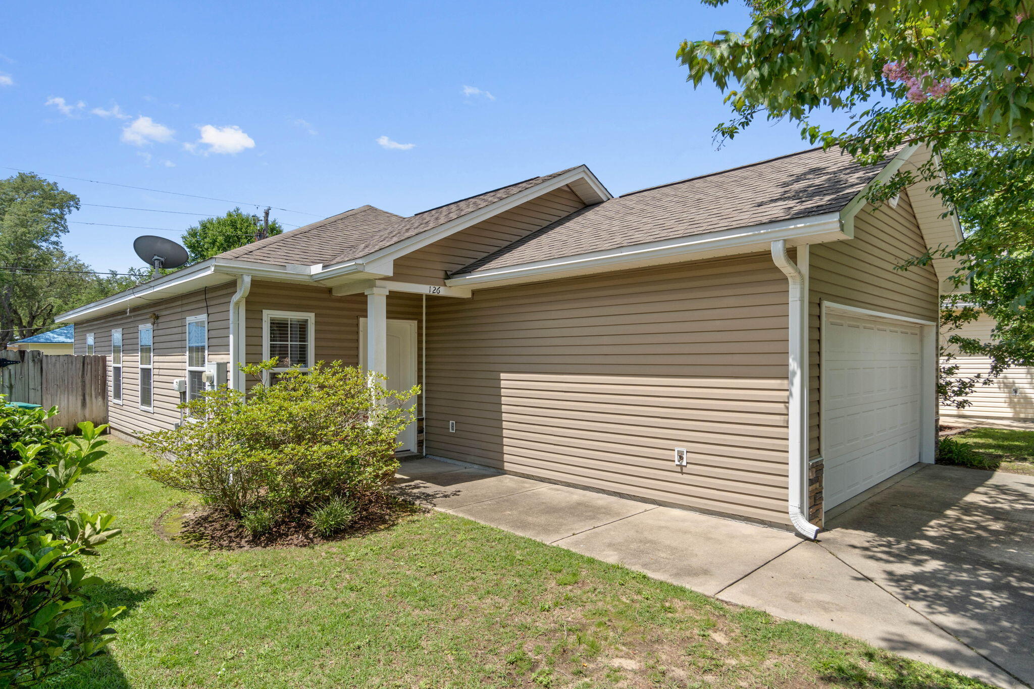 Welcome to this beautiful 2013 built starter home located in heart of Niceville. This home features 3 bedrooms, tall ceilings and a fenced back yard. The kitchen provides plenty of cabinet space, granite counter tops and a spacious breakfast bar. The master suite features a large vanity, shower tub combo as well as a walk-in closet. The eat-in dining room leads out to private fenced in back yard. Just a short commute to Eglin AFB, 7SFG or the Beaches.