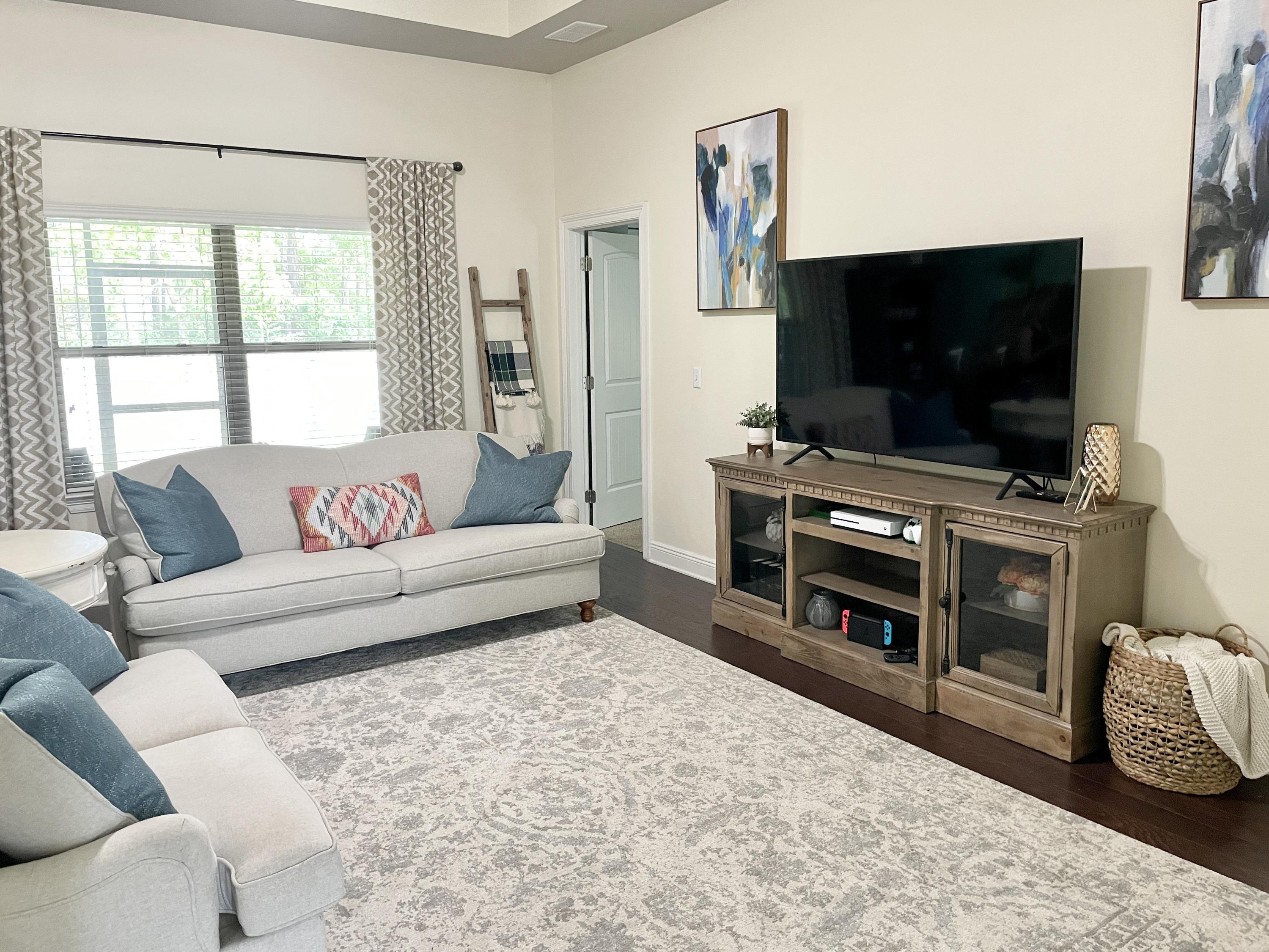 WHISPERING LAKE - Residential