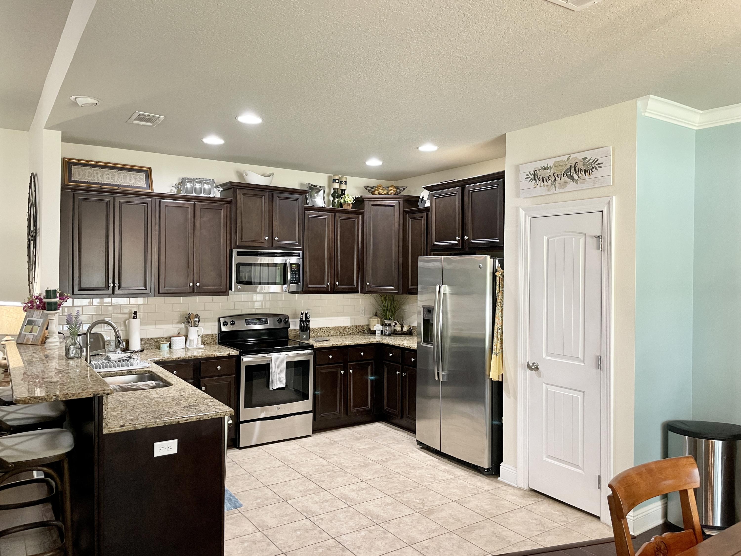 WHISPERING LAKE - Residential