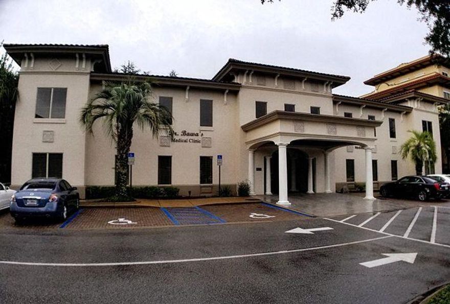 Class ''A'' professional office space located in  Regatta Commons. This second floor unit of 1125 sq feet usable, located above Dr. Nitin Bawa's medical practice offices on the first floor, has five separate offices for the professional needing a moderate amount of space, like financial advisors, small CPA firms, and other service types. Regatta Commons is centrally located in Destin's financial district and nearby shopping centers, banks, residential communities of Regatta Bay and Kelly Plantation and Destin Middle School. Owner takes care of ad valorem taxes and all utilities except for cable, internet and phone.