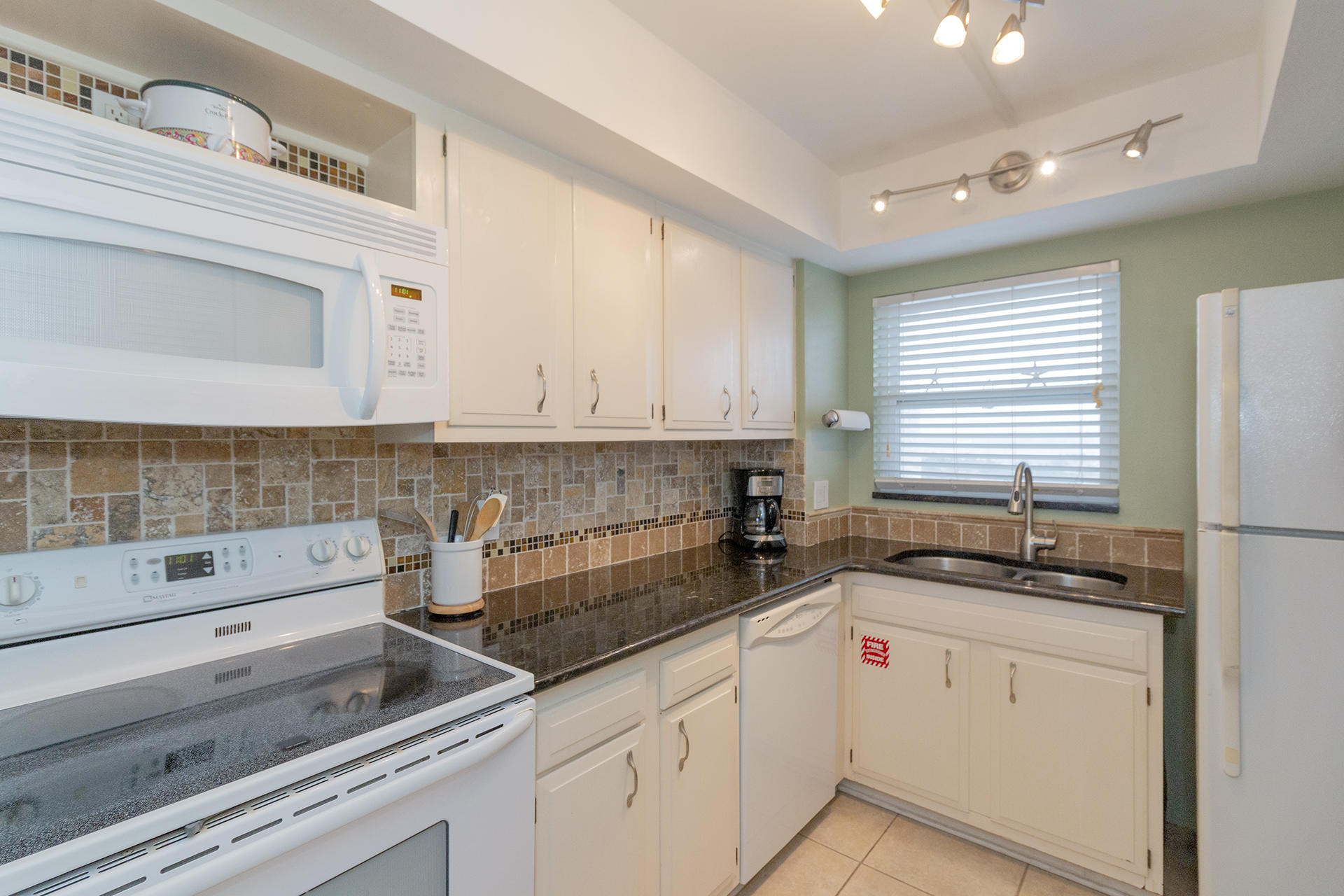 EL MATADOR CONDO - Residential