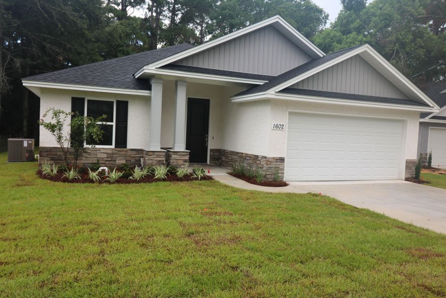 Stunning New construction homes in Florida's fastest growing most sought after communities... Lynn Haven. This home has a spacious floor plan, with custom cabinets, granite counter tops, wood looking tile floors, up graded light fixtures and all at an affordable price.