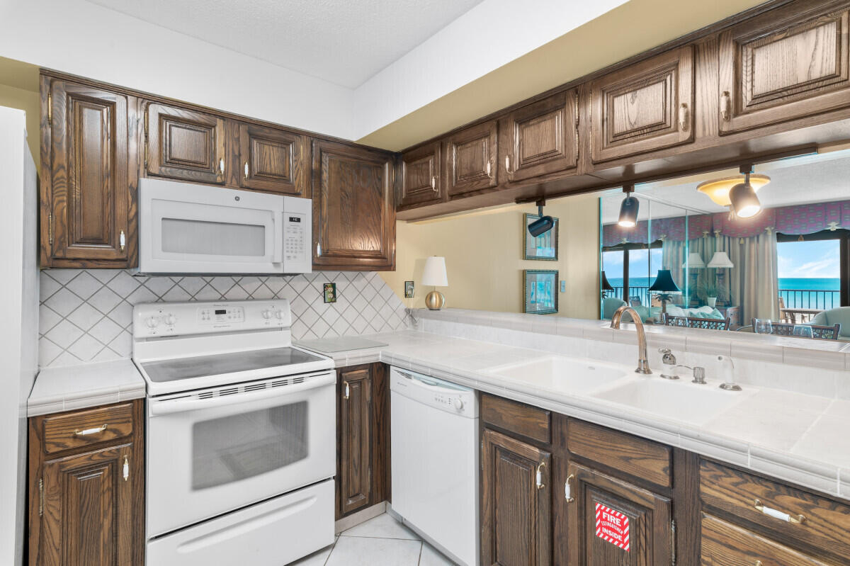 EMERALD TOWERS CONDO - Residential